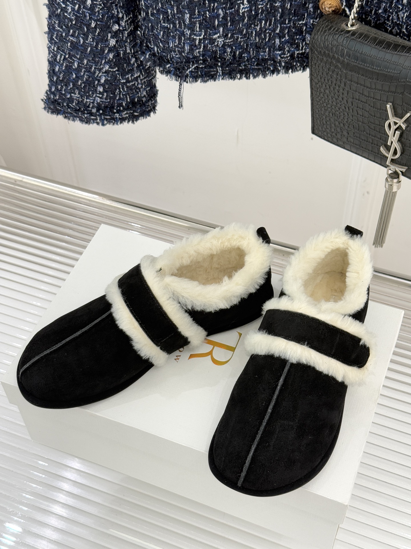 The Row25WF新品复古魔术贴毛毛鞋以极简美学复刻90年代松弛感软糯羊毛混纺鞋面蓬松如云细腻羊毛裹