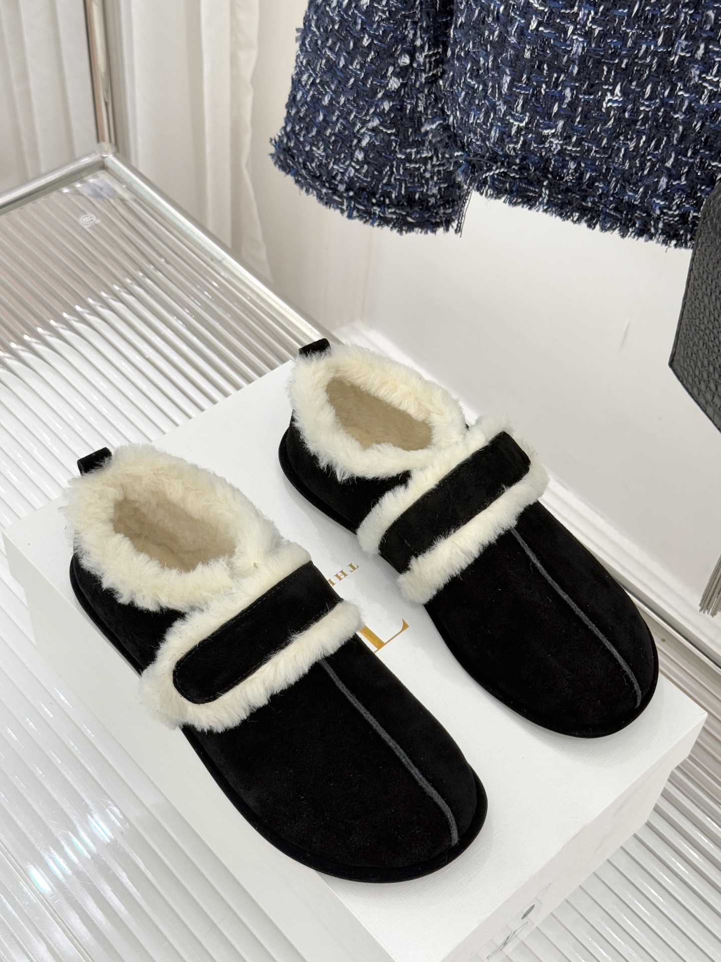 The Row25WF新品复古魔术贴毛毛鞋以极简美学复刻90年代松弛感软糯羊毛混纺鞋面蓬松如云细腻羊毛裹