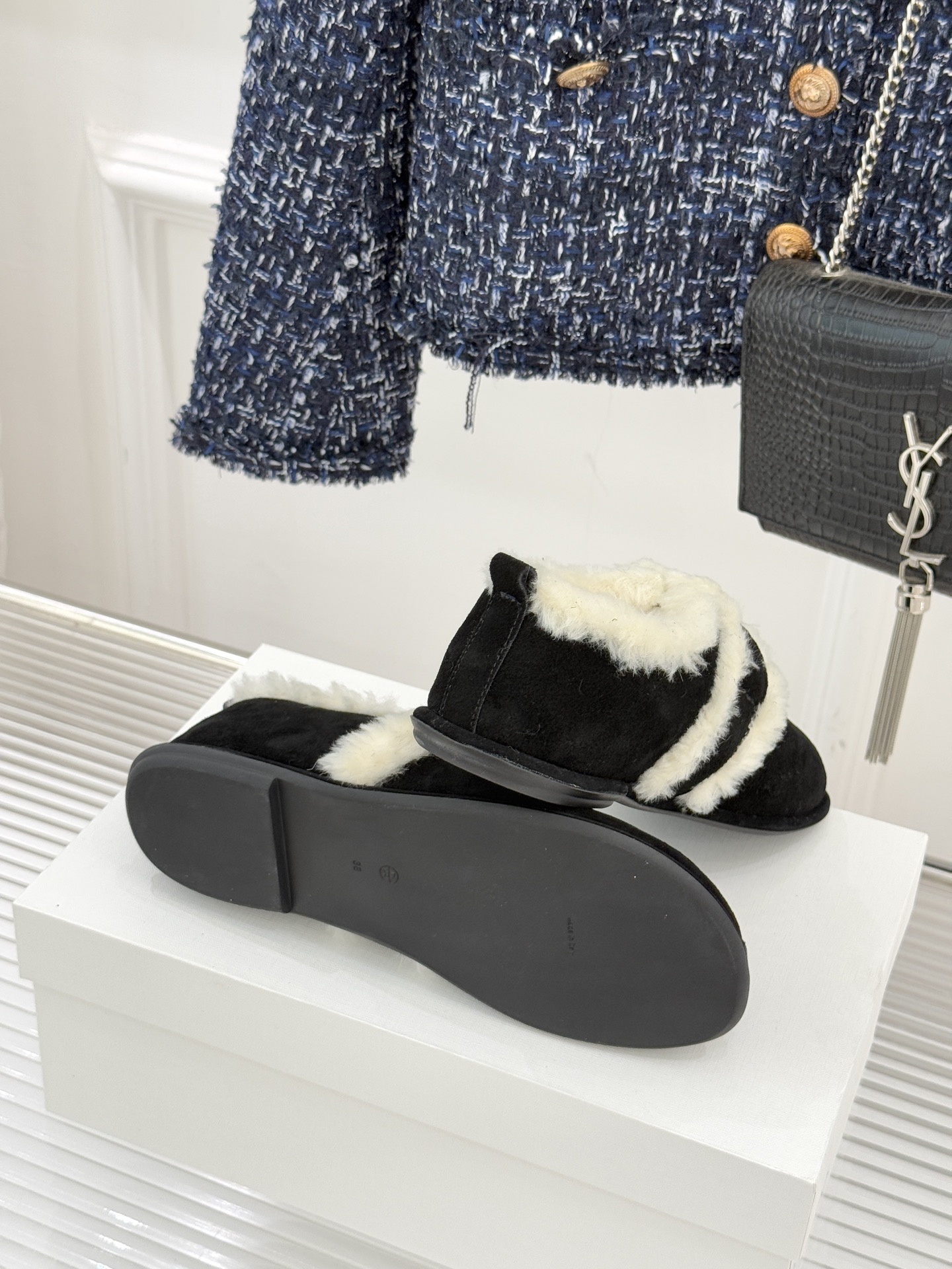 The Row25WF新品复古魔术贴毛毛鞋以极简美学复刻90年代松弛感软糯羊毛混纺鞋面蓬松如云细腻羊毛裹