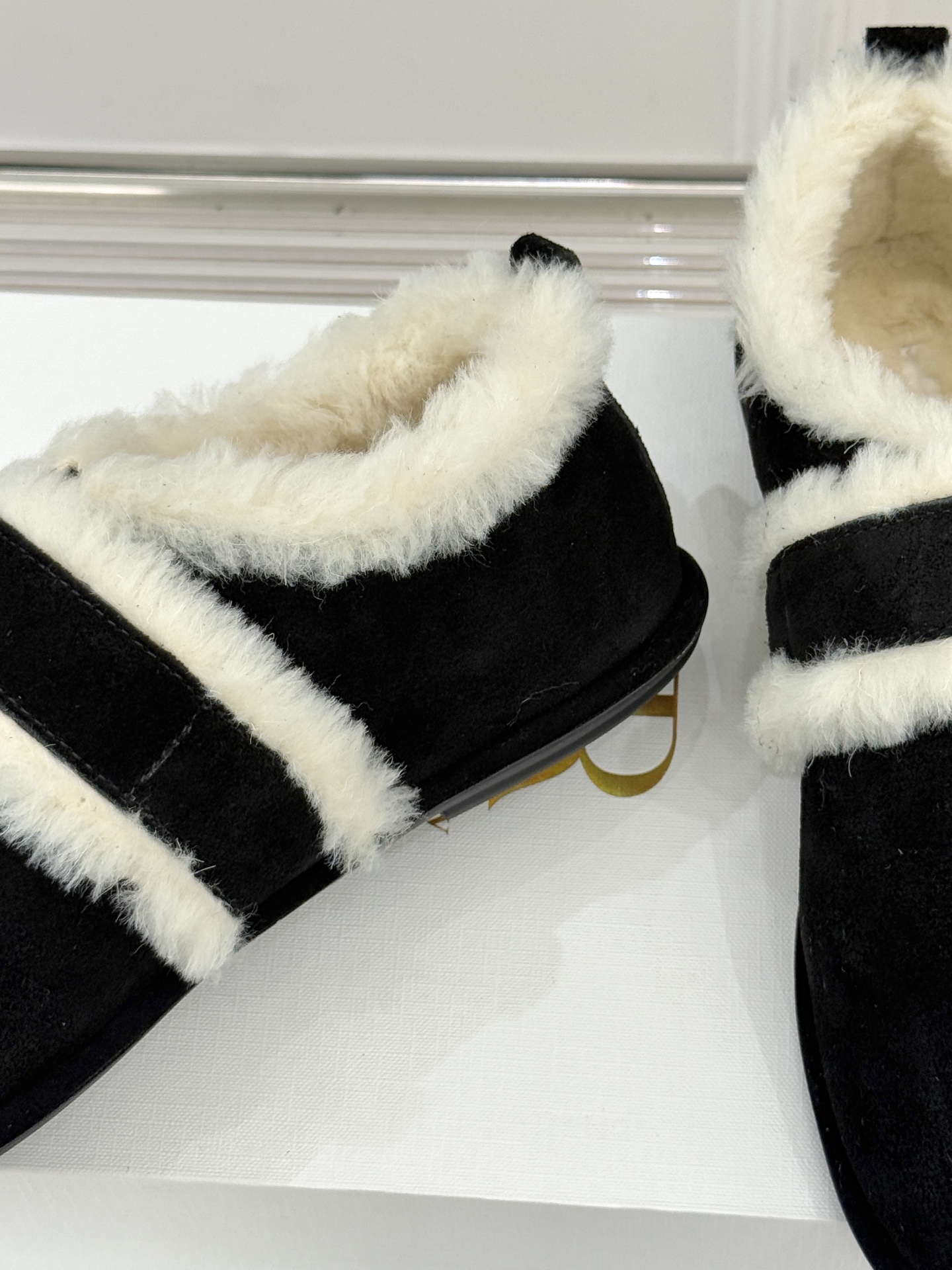 The Row25WF新品复古魔术贴毛毛鞋以极简美学复刻90年代松弛感软糯羊毛混纺鞋面蓬松如云细腻羊毛裹