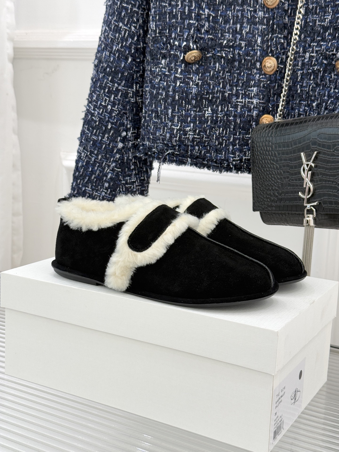 The Row25WF新品复古魔术贴毛毛鞋以极简美学复刻90年代松弛感软糯羊毛混纺鞋面蓬松如云细腻羊毛裹