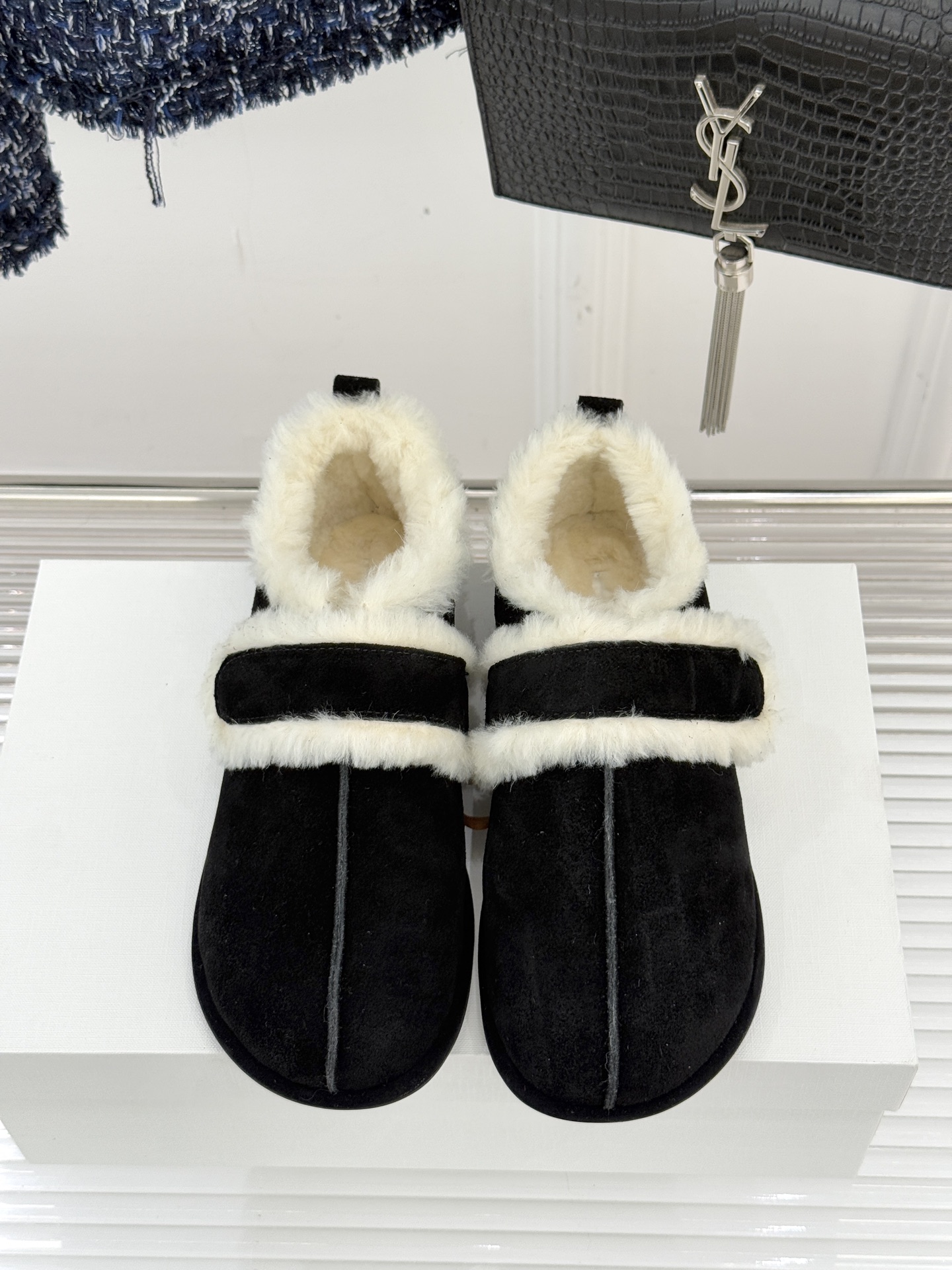 The Row25WF新品复古魔术贴毛毛鞋以极简美学复刻90年代松弛感软糯羊毛混纺鞋面蓬松如云细腻羊毛裹