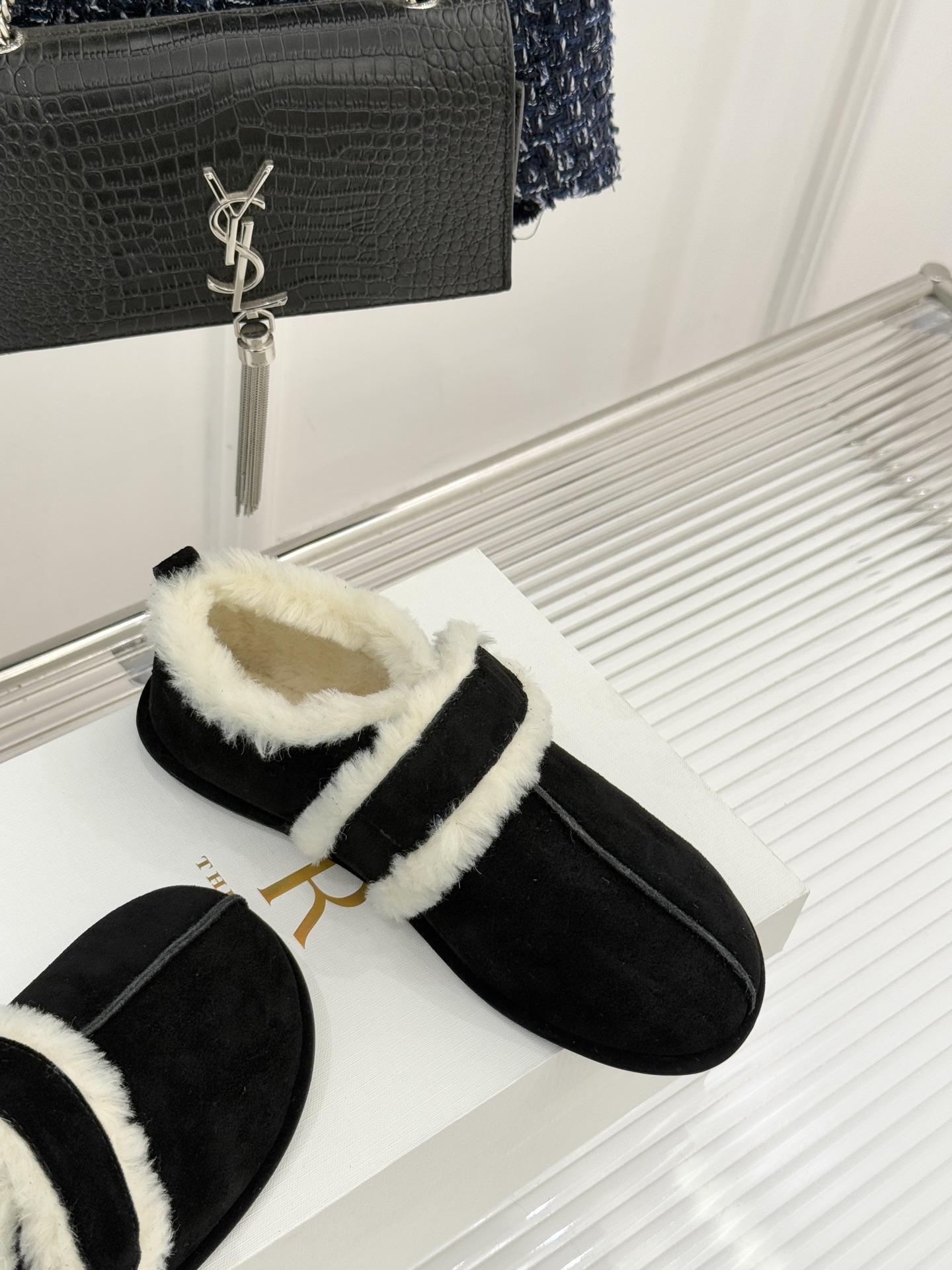 The Row25WF新品复古魔术贴毛毛鞋以极简美学复刻90年代松弛感软糯羊毛混纺鞋面蓬松如云细腻羊毛裹