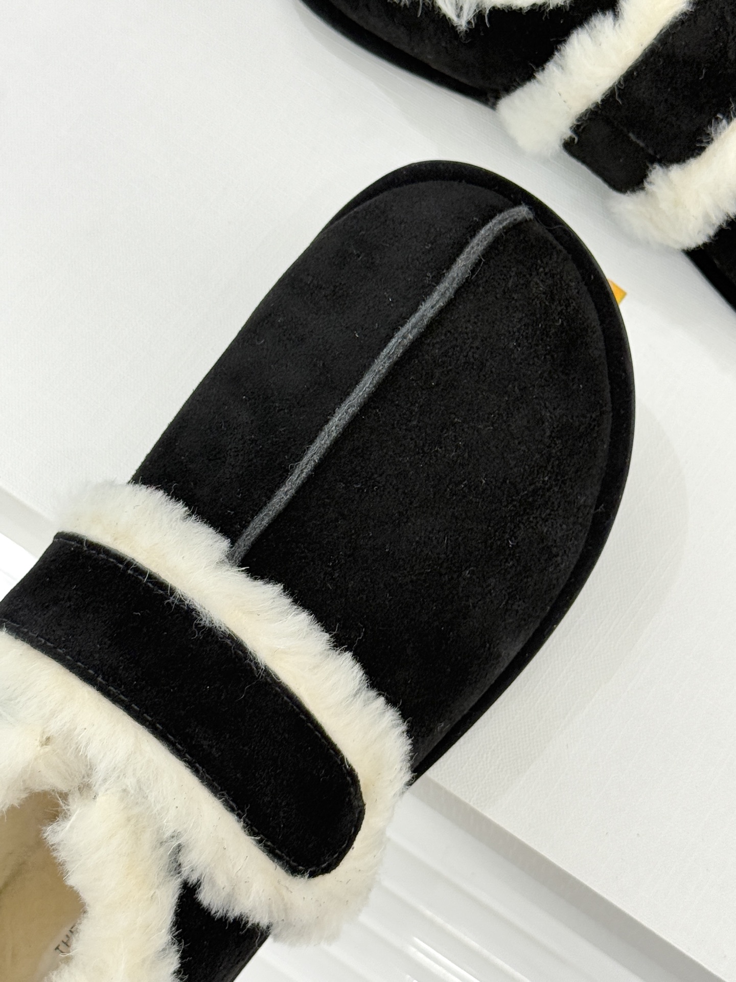 The Row25WF新品复古魔术贴毛毛鞋以极简美学复刻90年代松弛感软糯羊毛混纺鞋面蓬松如云细腻羊毛裹