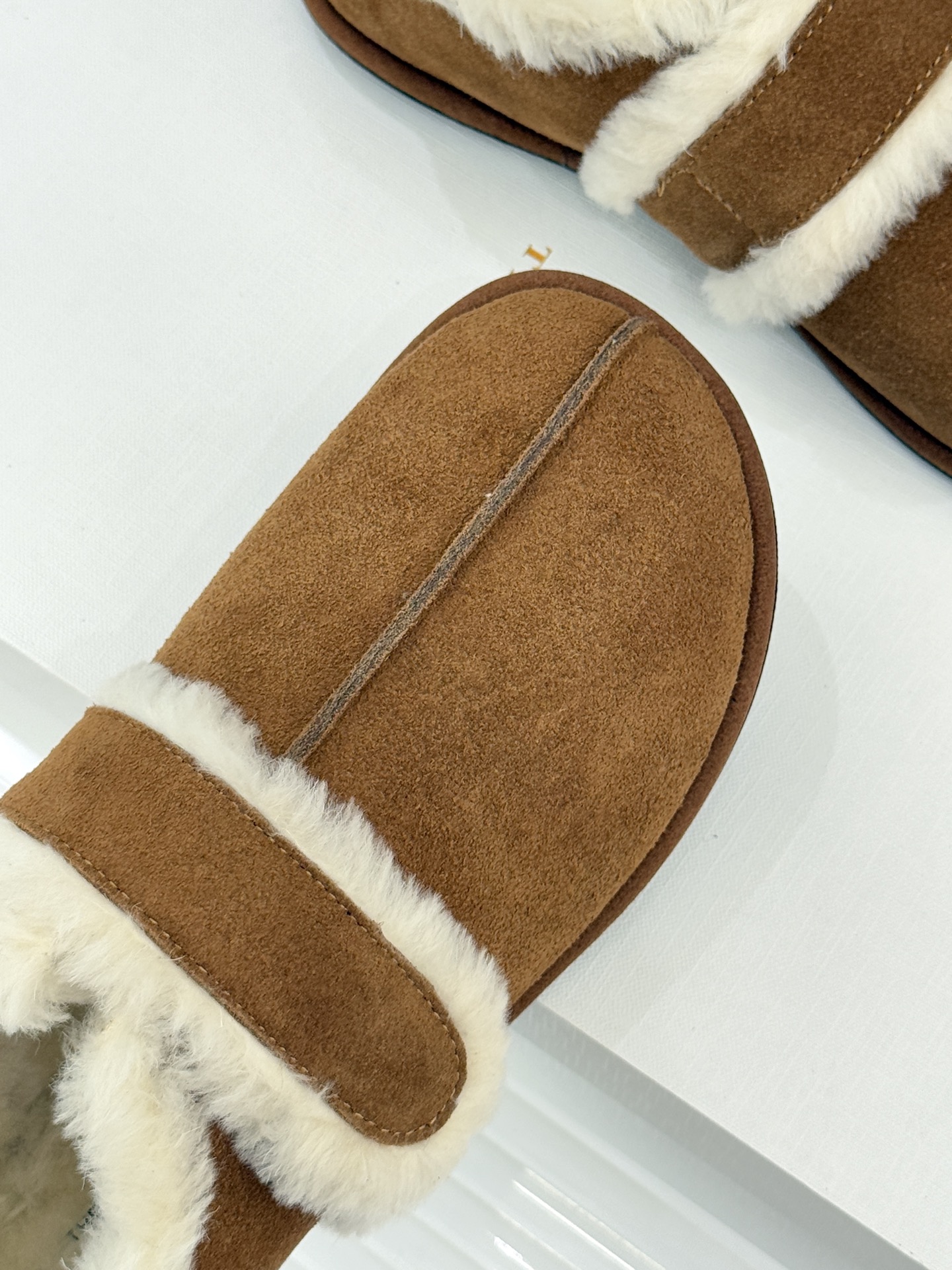 The Row25WF新品复古魔术贴毛毛鞋以极简美学复刻90年代松弛感软糯羊毛混纺鞋面蓬松如云细腻羊毛裹