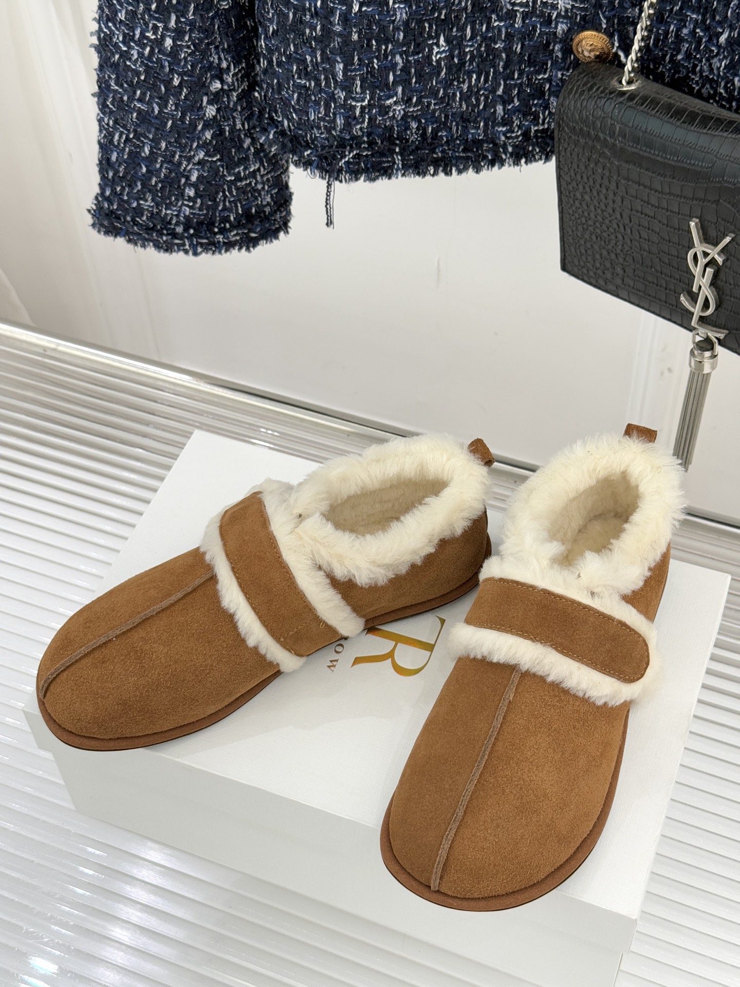 The Row25WF新品复古魔术贴毛毛鞋以极简美学复刻90年代松弛感软糯羊毛混纺鞋面蓬松如云细腻羊毛裹