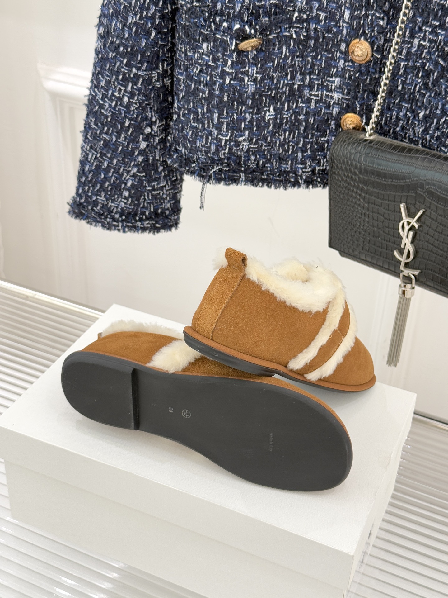 The Row25WF新品复古魔术贴毛毛鞋以极简美学复刻90年代松弛感软糯羊毛混纺鞋面蓬松如云细腻羊毛裹