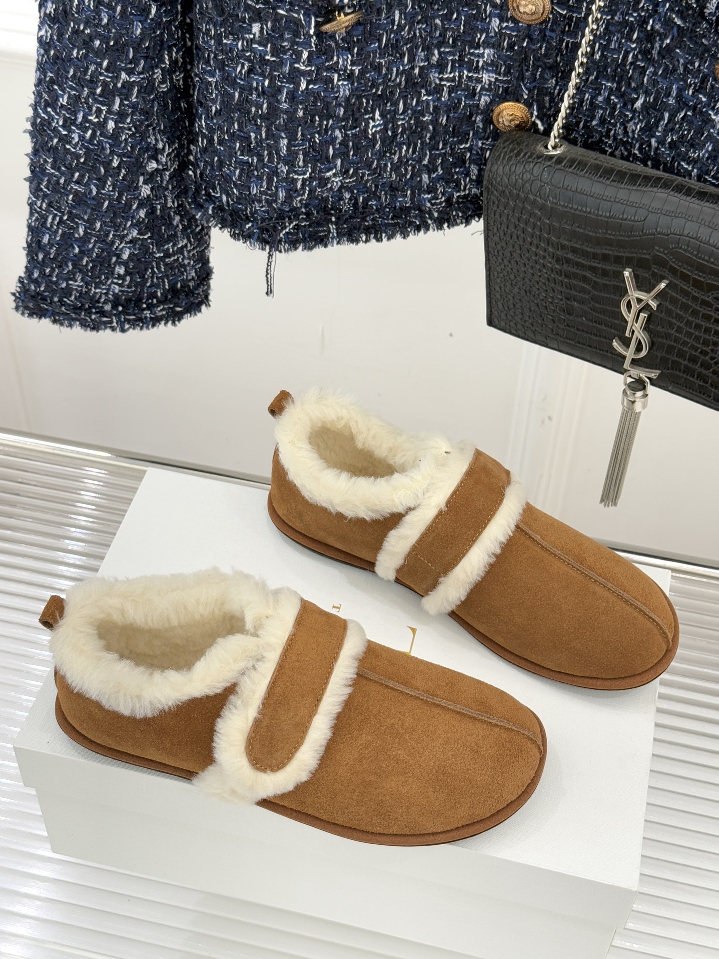 The Row25WF新品复古魔术贴毛毛鞋以极简美学复刻90年代松弛感软糯羊毛混纺鞋面蓬松如云细腻羊毛裹