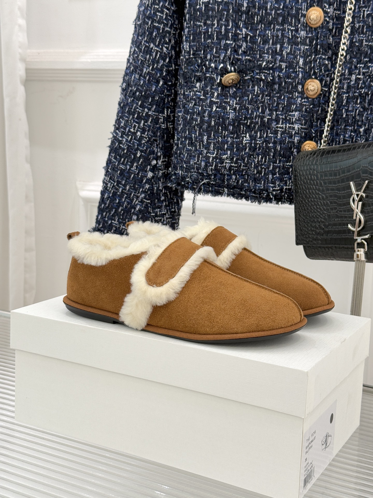 The Row25WF新品复古魔术贴毛毛鞋以极简美学复刻90年代松弛感软糯羊毛混纺鞋面蓬松如云细腻羊毛裹