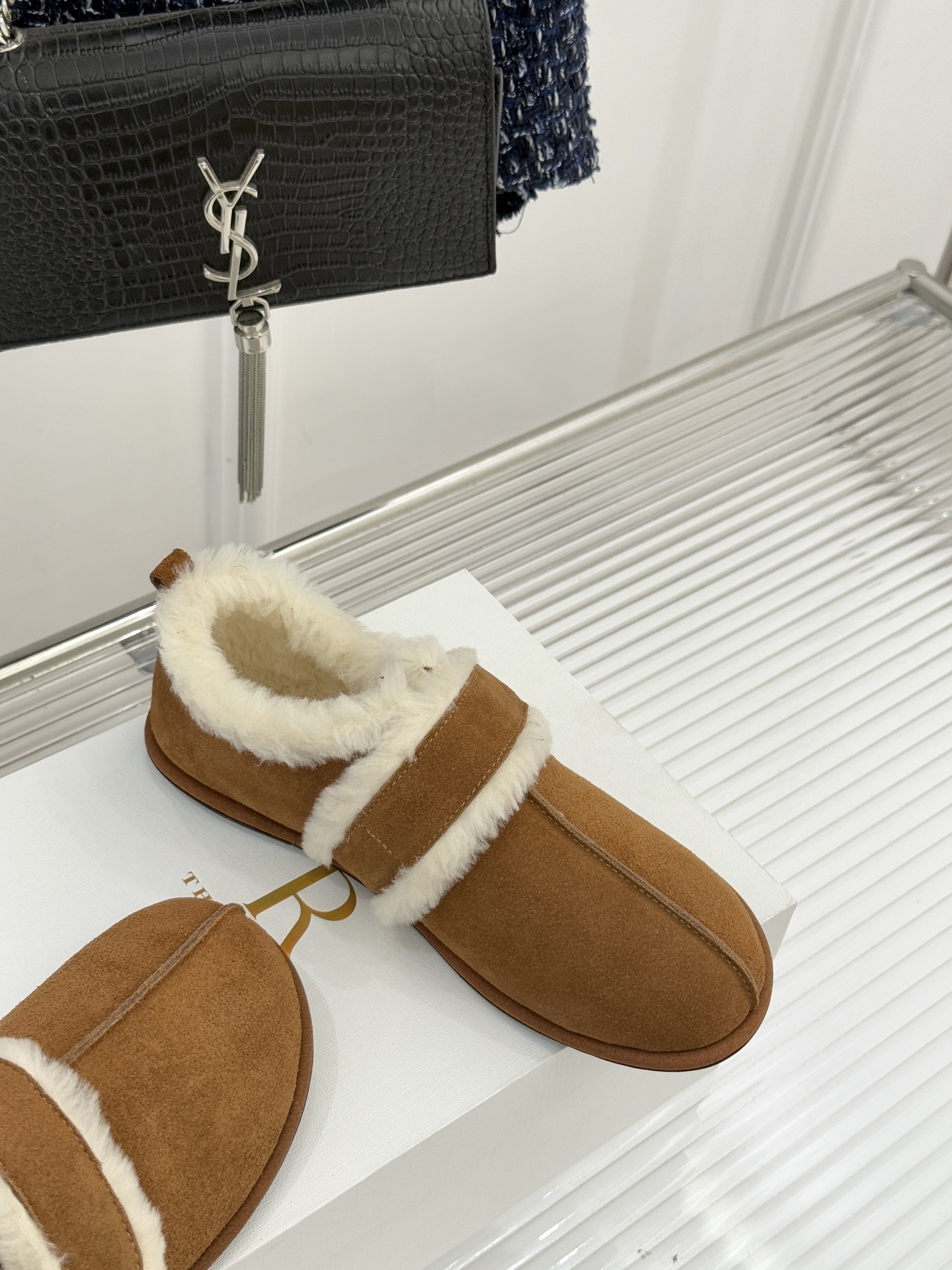 The Row25WF新品复古魔术贴毛毛鞋以极简美学复刻90年代松弛感软糯羊毛混纺鞋面蓬松如云细腻羊毛裹