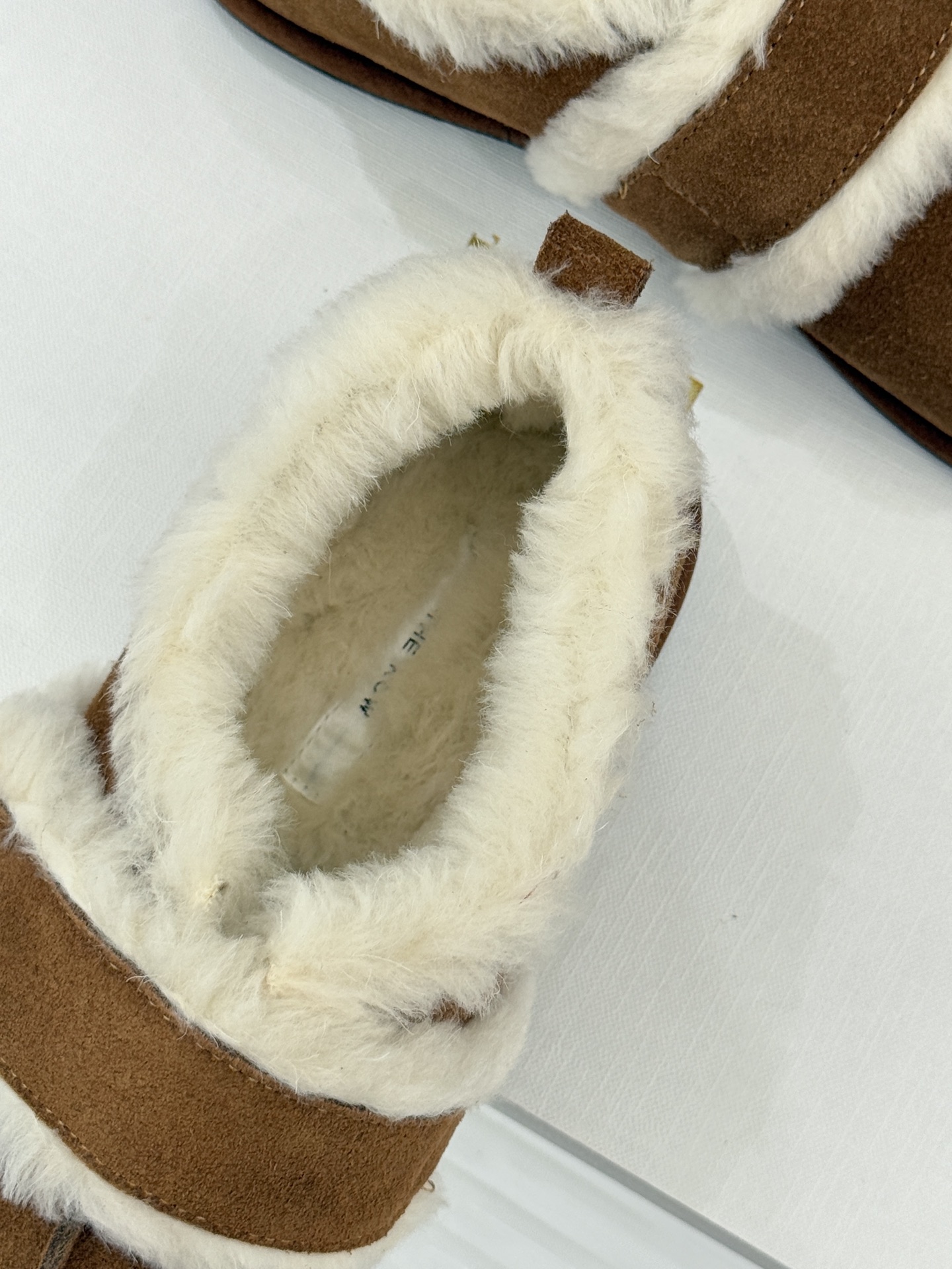 The Row25WF新品复古魔术贴毛毛鞋以极简美学复刻90年代松弛感软糯羊毛混纺鞋面蓬松如云细腻羊毛裹