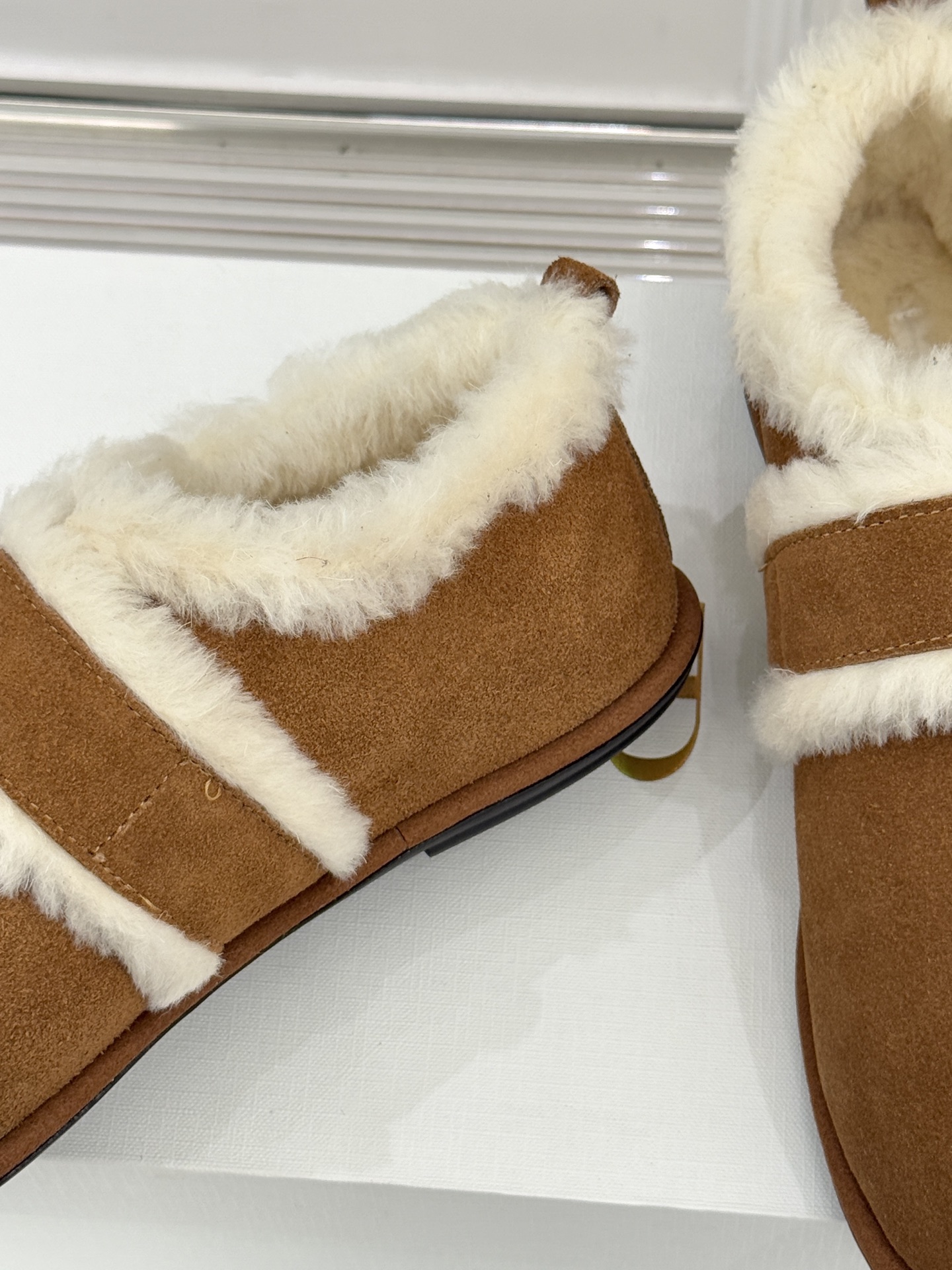 The Row25WF新品复古魔术贴毛毛鞋以极简美学复刻90年代松弛感软糯羊毛混纺鞋面蓬松如云细腻羊毛裹