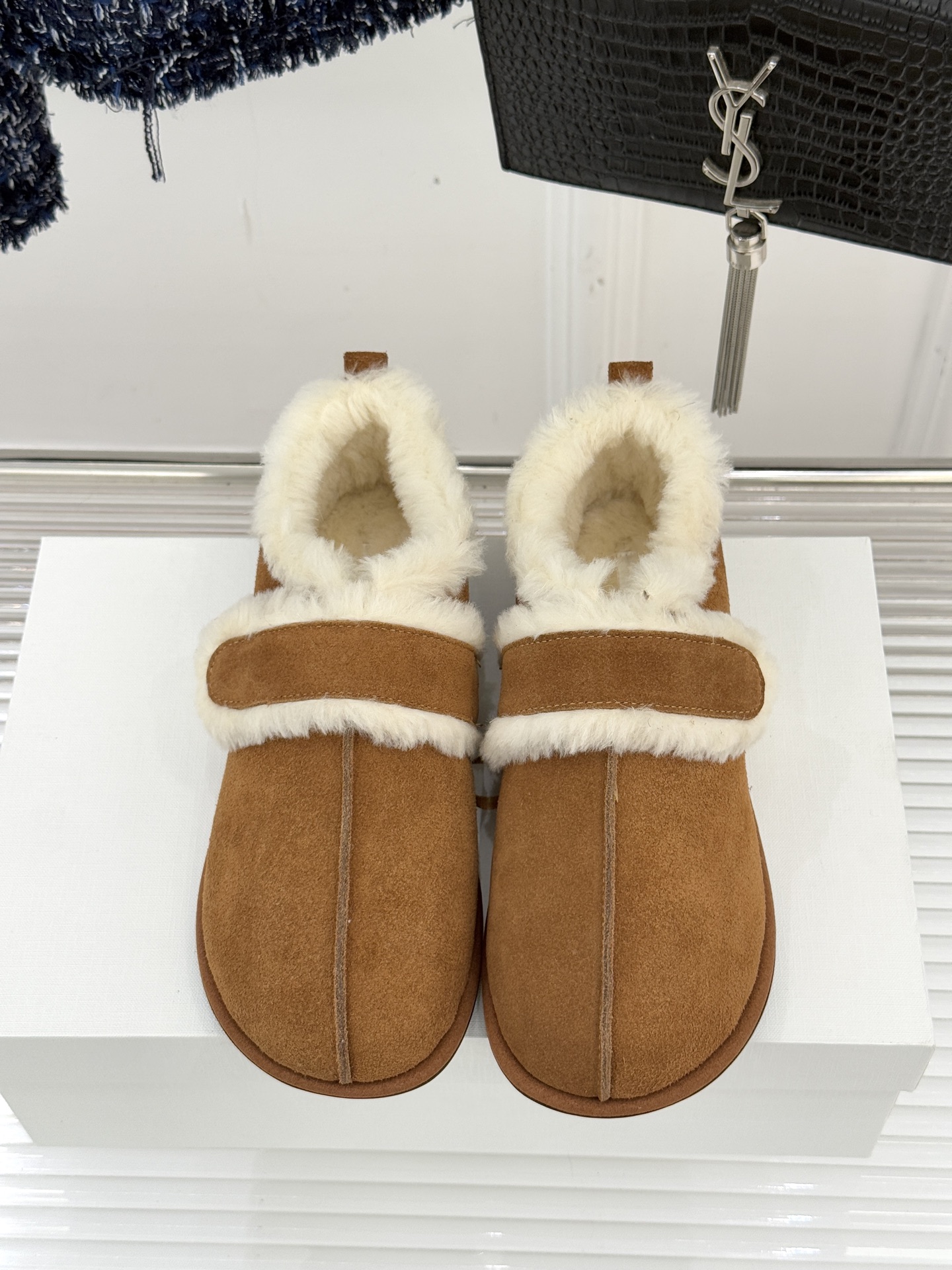 The Row25WF新品复古魔术贴毛毛鞋以极简美学复刻90年代松弛感软糯羊毛混纺鞋面蓬松如云细腻羊毛裹