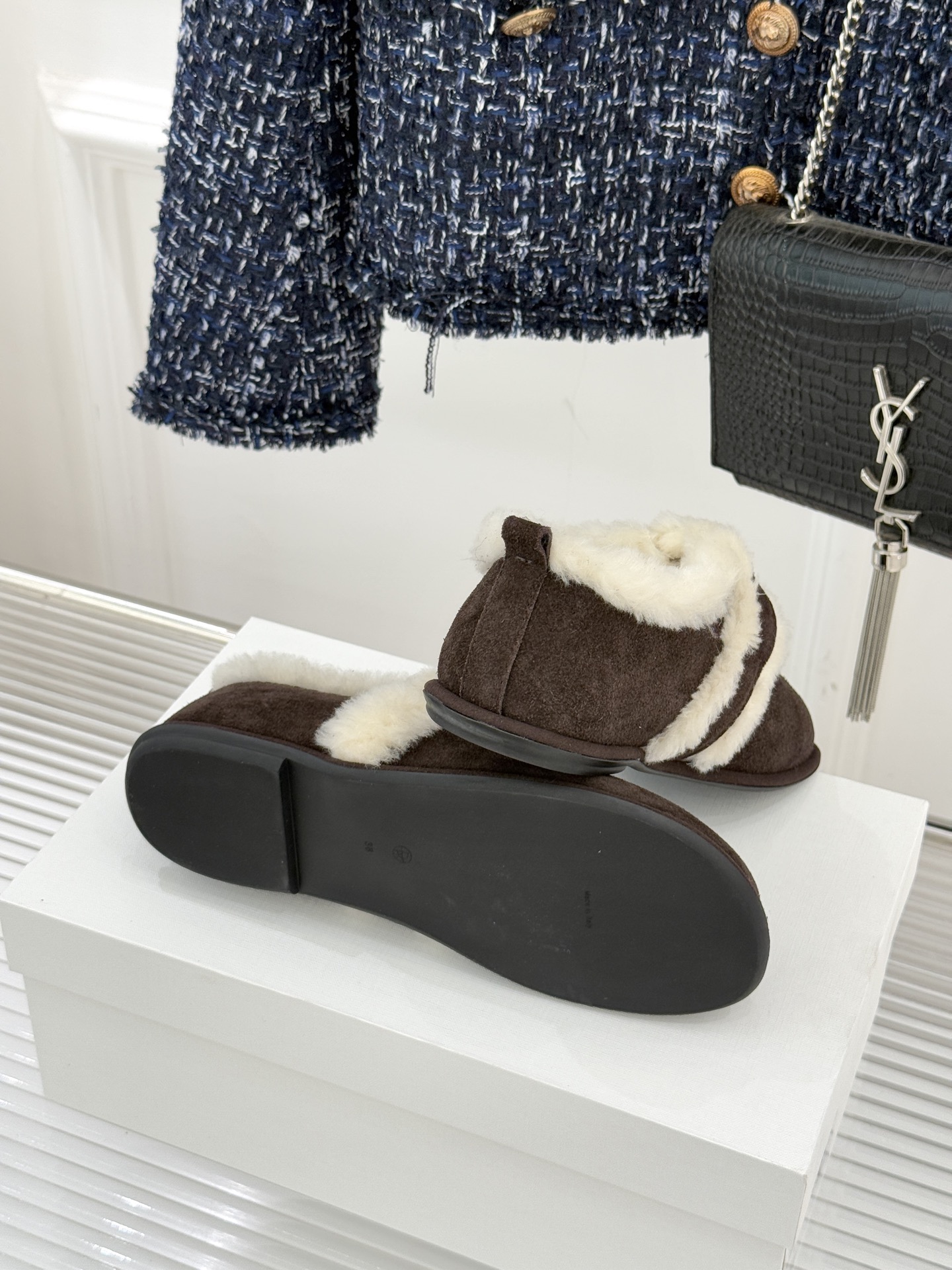 The Row25WF新品复古魔术贴毛毛鞋以极简美学复刻90年代松弛感软糯羊毛混纺鞋面蓬松如云细腻羊毛裹