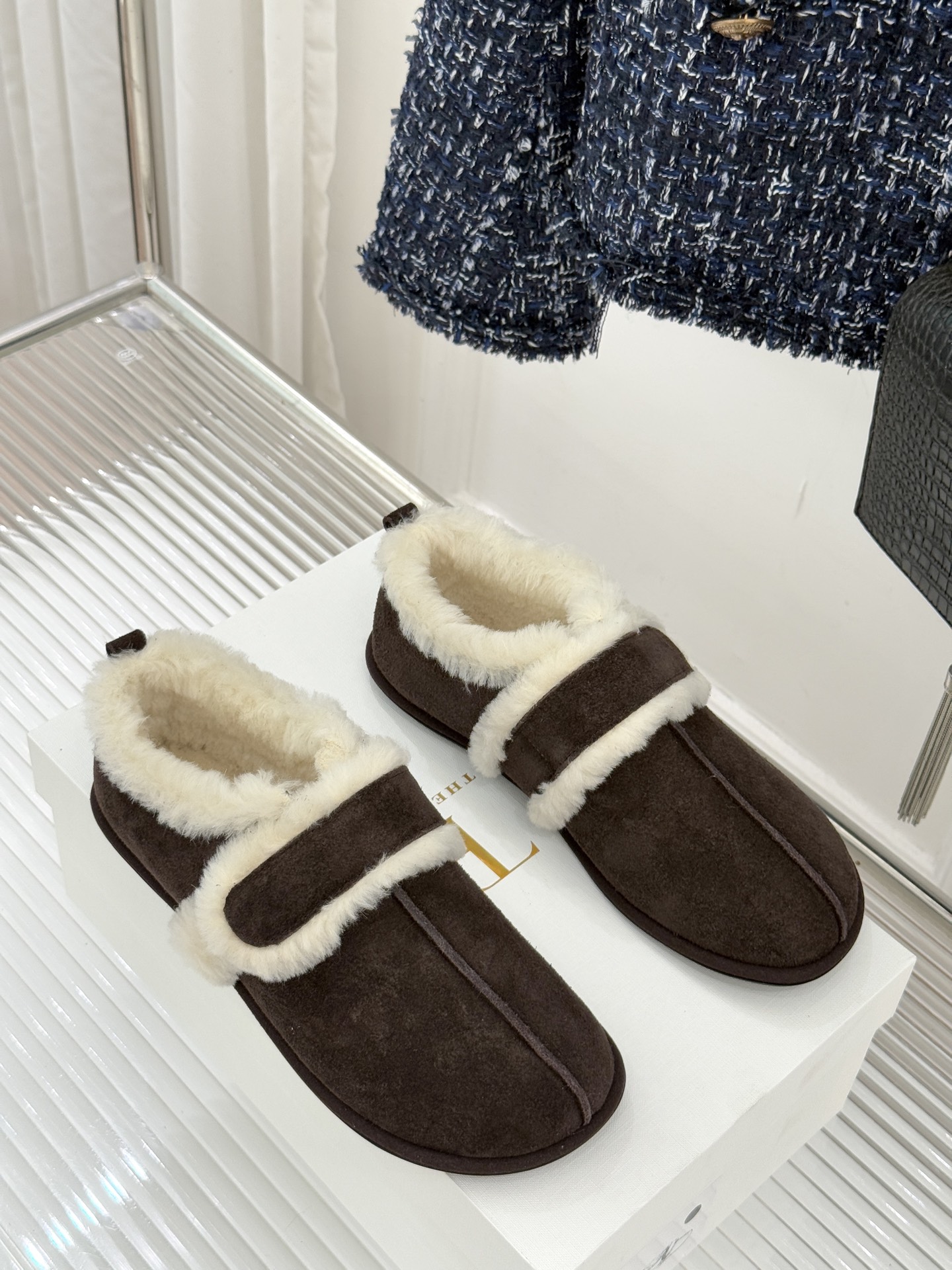 The Row25WF新品复古魔术贴毛毛鞋以极简美学复刻90年代松弛感软糯羊毛混纺鞋面蓬松如云细腻羊毛裹