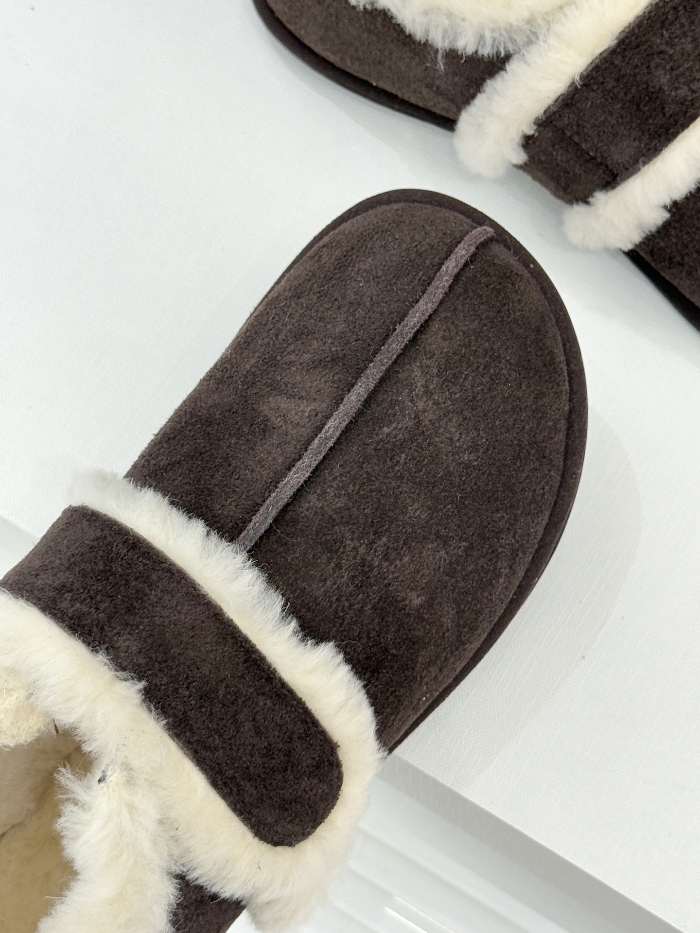 The Row25WF新品复古魔术贴毛毛鞋以极简美学复刻90年代松弛感软糯羊毛混纺鞋面蓬松如云细腻羊毛裹