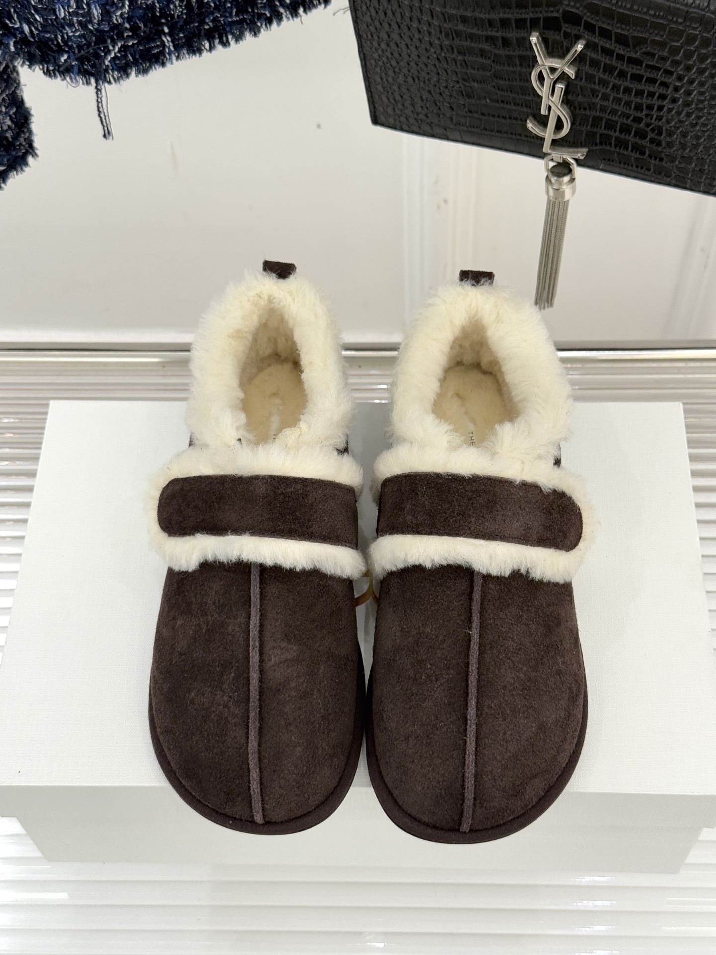 The Row25WF新品复古魔术贴毛毛鞋以极简美学复刻90年代松弛感软糯羊毛混纺鞋面蓬松如云细腻羊毛裹