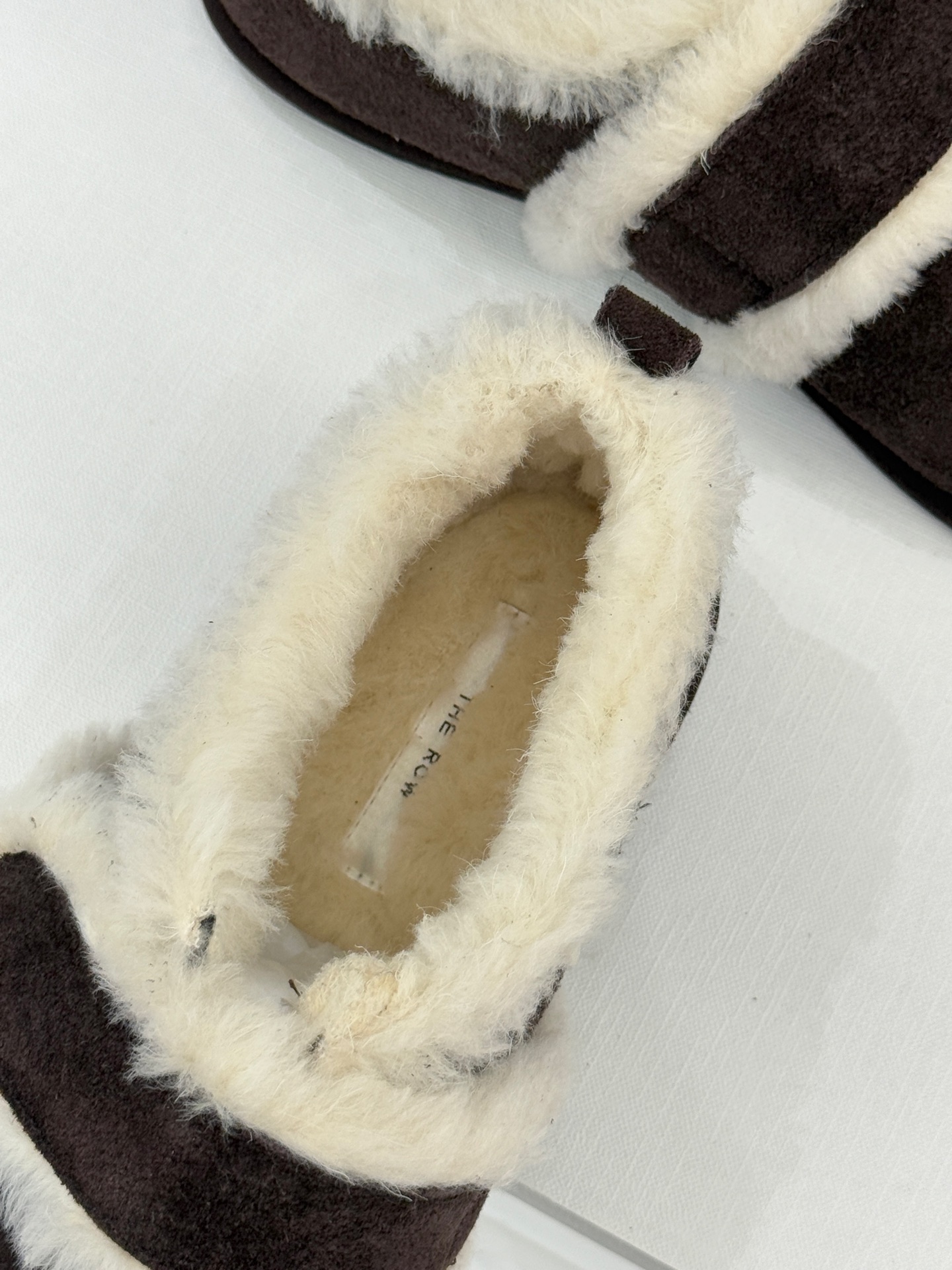 The Row25WF新品复古魔术贴毛毛鞋以极简美学复刻90年代松弛感软糯羊毛混纺鞋面蓬松如云细腻羊毛裹