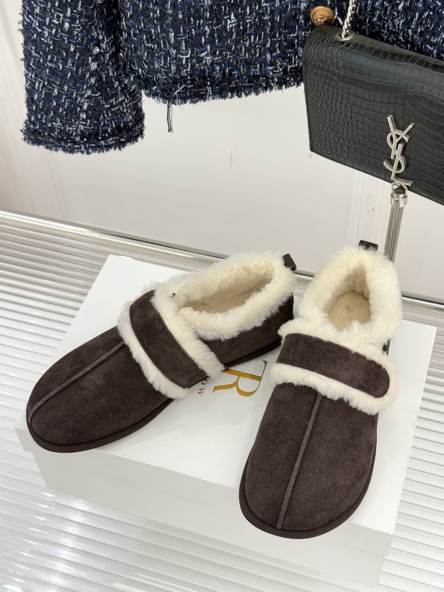 The Row25WF新品复古魔术贴毛毛鞋以极简美学复刻90年代松弛感软糯羊毛混纺鞋面蓬松如云细腻羊毛裹