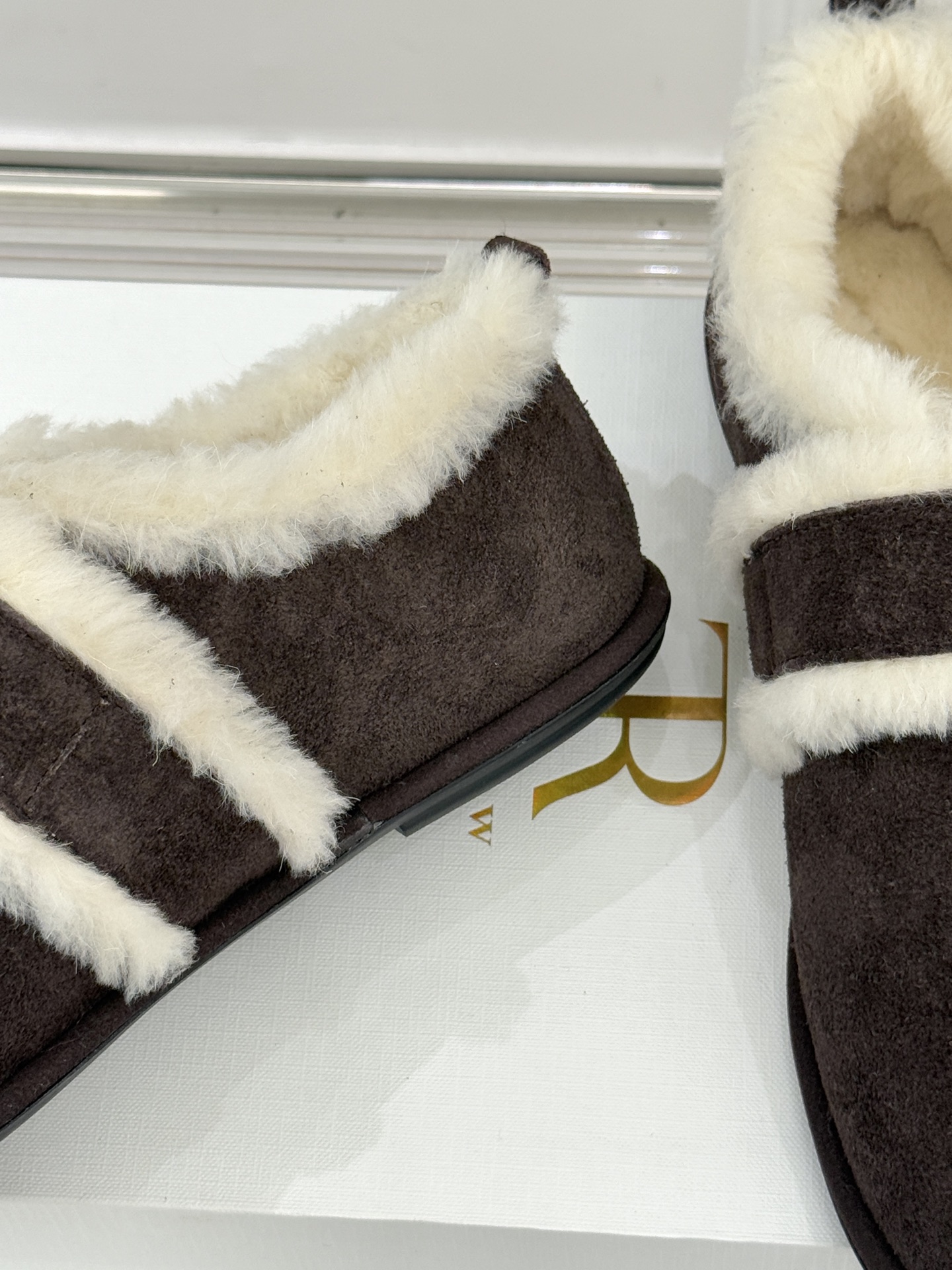 The Row25WF新品复古魔术贴毛毛鞋以极简美学复刻90年代松弛感软糯羊毛混纺鞋面蓬松如云细腻羊毛裹