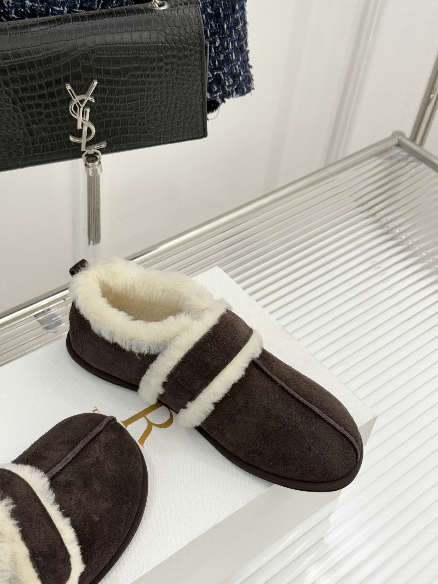 The Row25WF新品复古魔术贴毛毛鞋以极简美学复刻90年代松弛感软糯羊毛混纺鞋面蓬松如云细腻羊毛裹