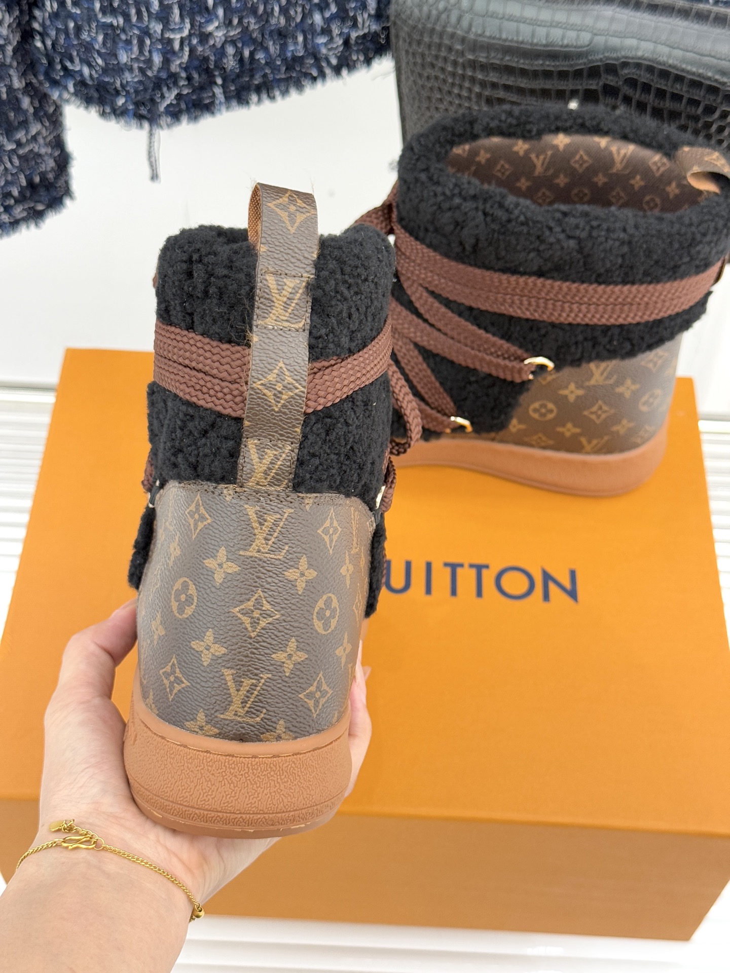 L*V 驴家25WF新品老花绑带雪地靴将旅行艺术融入冬日日常。经典Monogram图案历经时光淬炼在鞋身