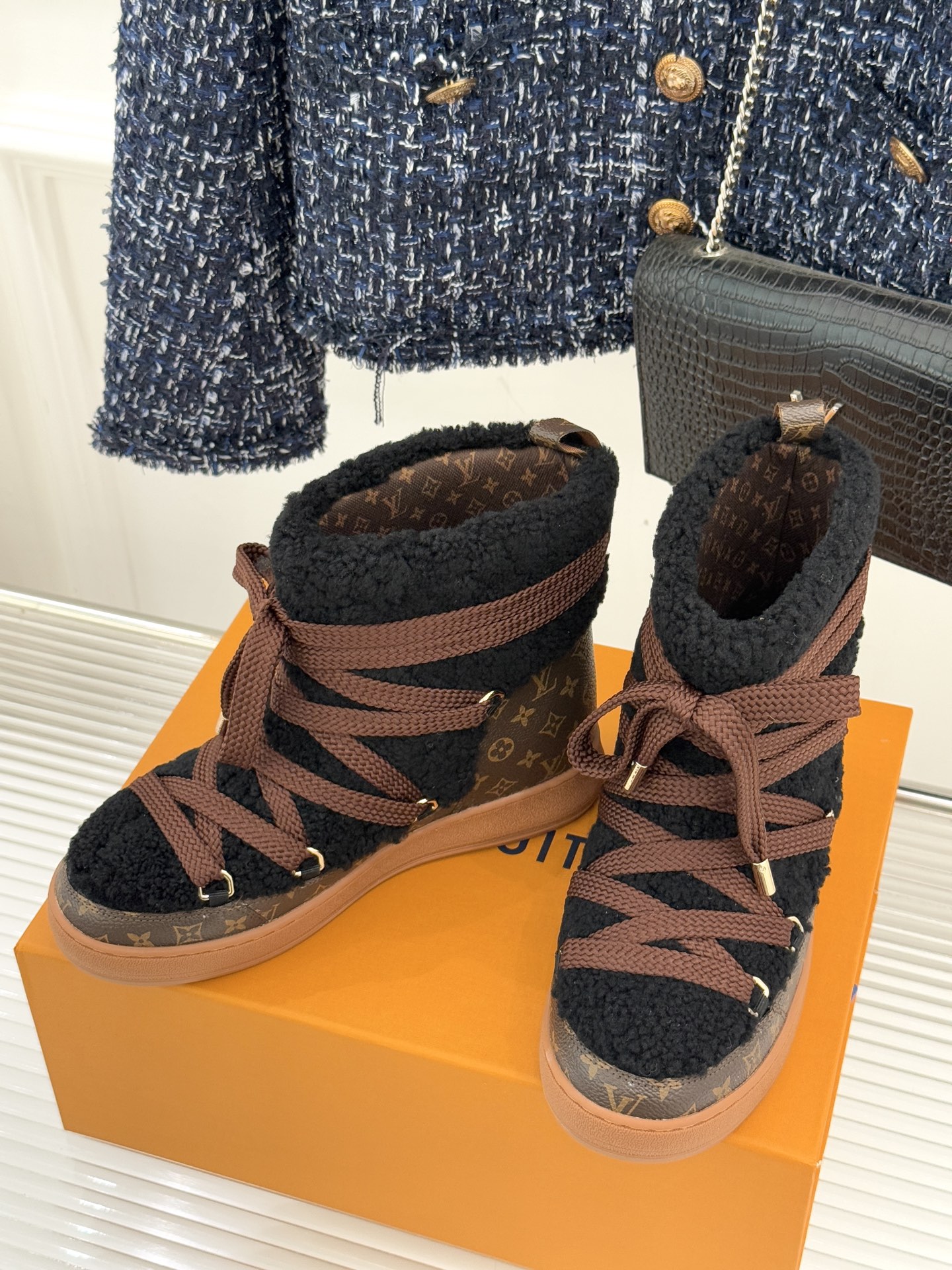 L*V 驴家25WF新品老花绑带雪地靴将旅行艺术融入冬日日常。经典Monogram图案历经时光淬炼在鞋身