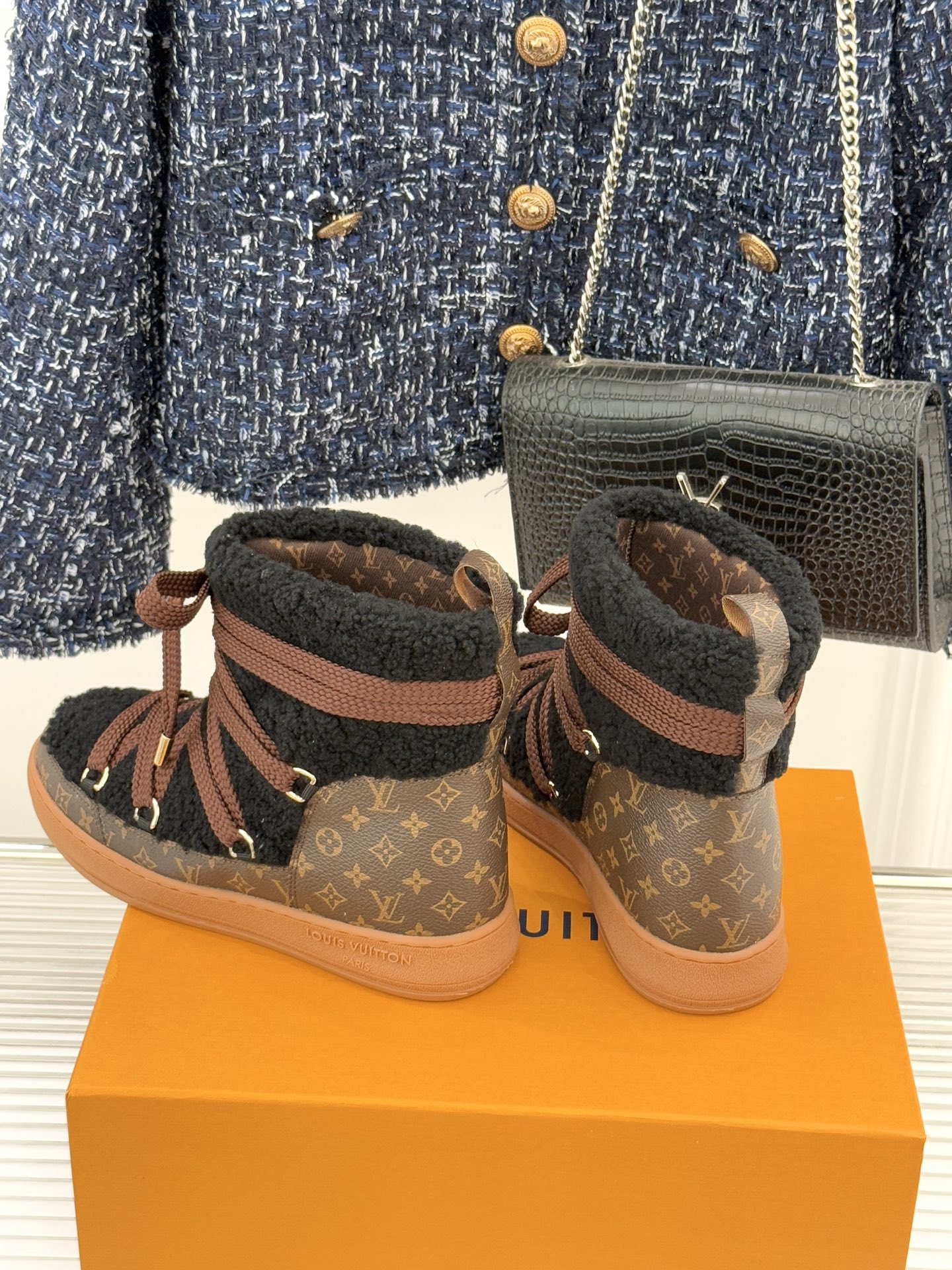 L*V 驴家25WF新品老花绑带雪地靴将旅行艺术融入冬日日常。经典Monogram图案历经时光淬炼在鞋身