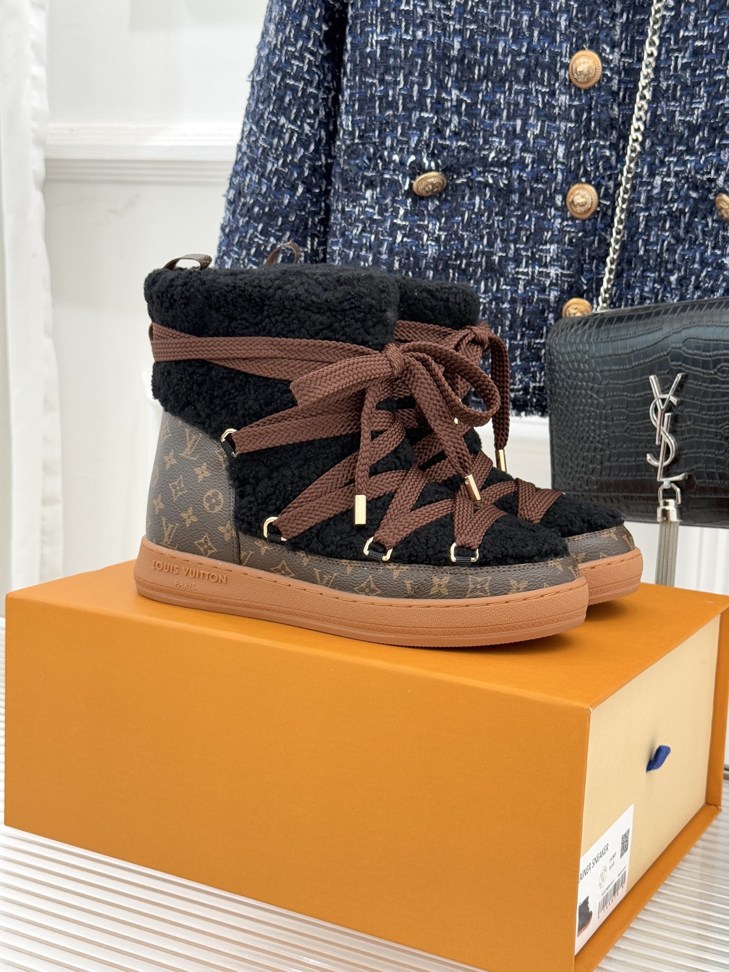 L*V 驴家25WF新品老花绑带雪地靴将旅行艺术融入冬日日常。经典Monogram图案历经时光淬炼在鞋身