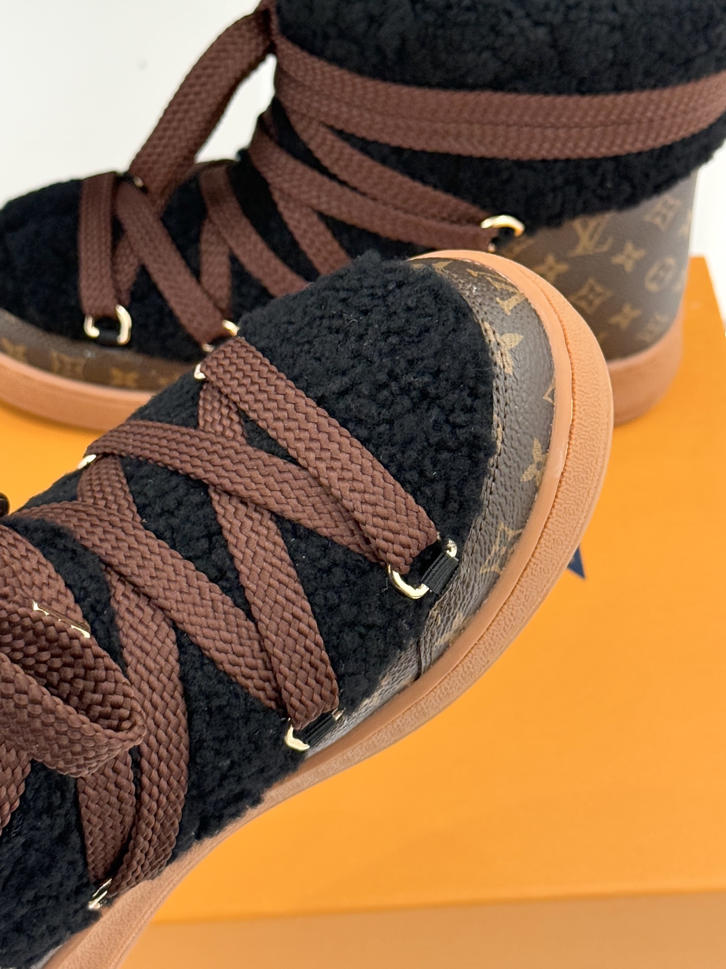 L*V 驴家25WF新品老花绑带雪地靴将旅行艺术融入冬日日常。经典Monogram图案历经时光淬炼在鞋身