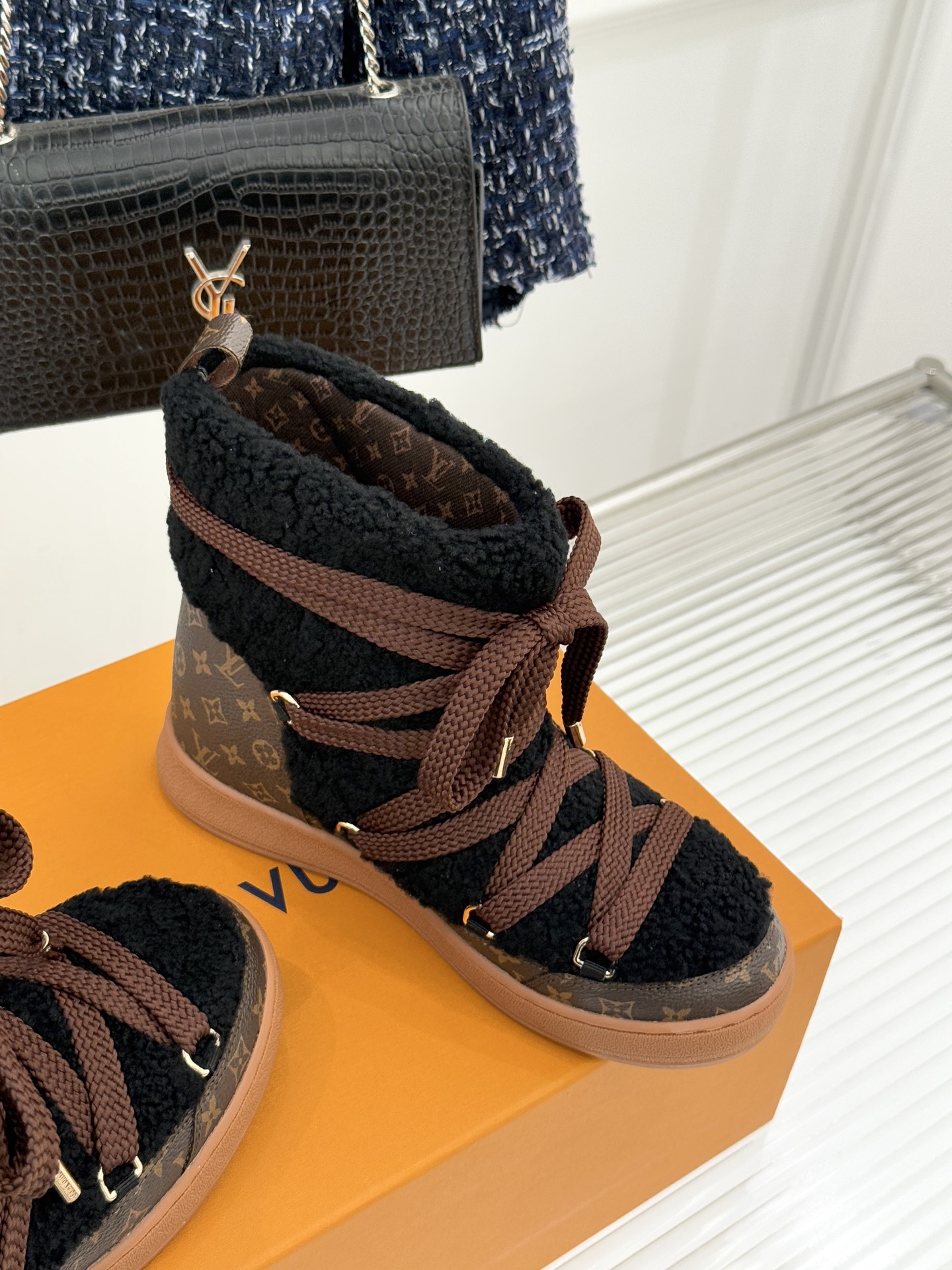 L*V 驴家25WF新品老花绑带雪地靴将旅行艺术融入冬日日常。经典Monogram图案历经时光淬炼在鞋身