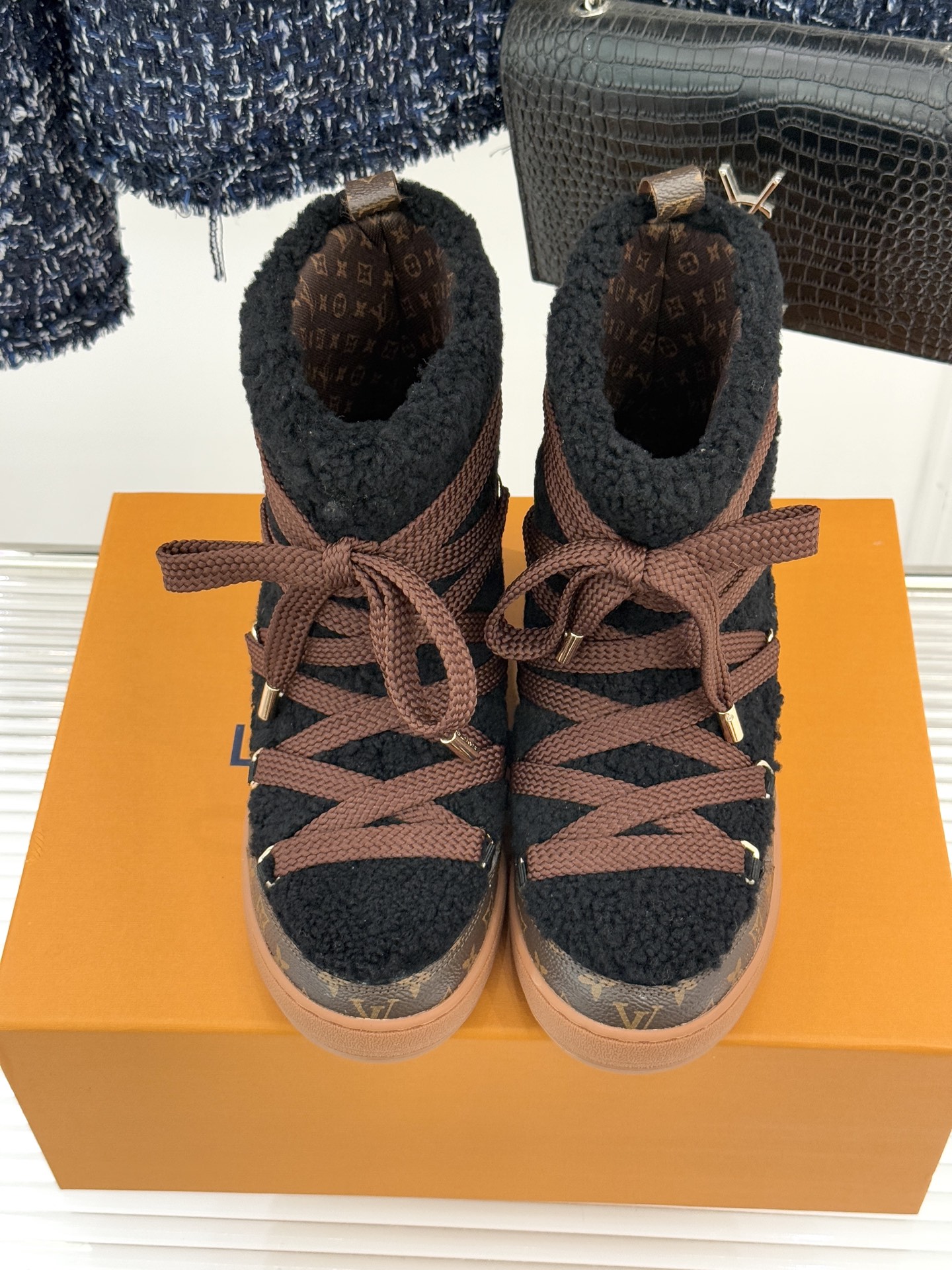 L*V 驴家25WF新品老花绑带雪地靴将旅行艺术融入冬日日常。经典Monogram图案历经时光淬炼在鞋身