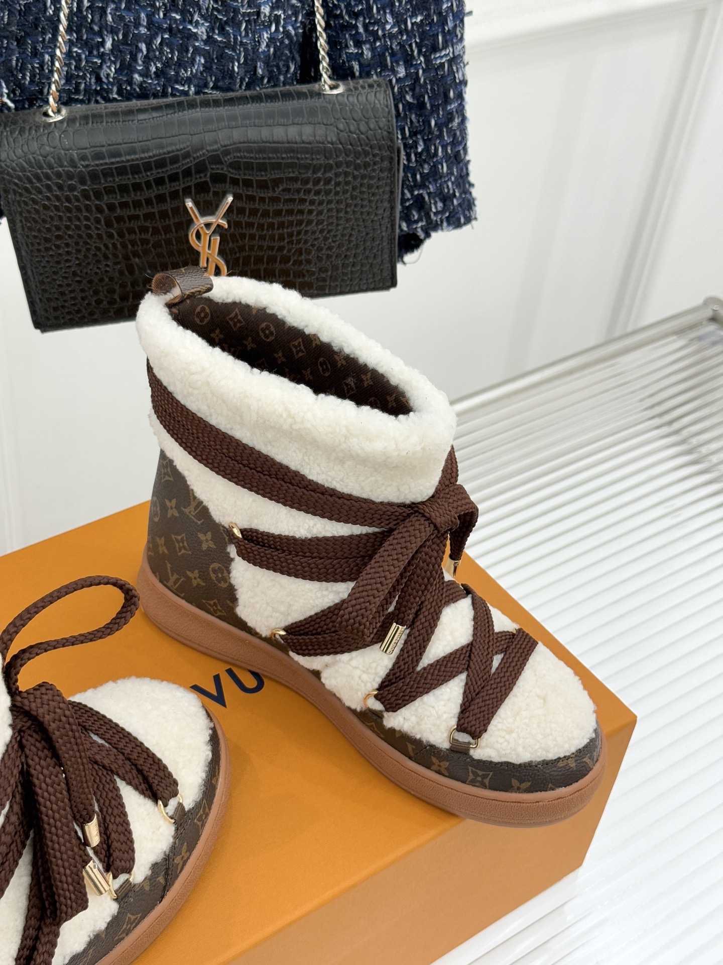 L*V 驴家25WF新品老花绑带雪地靴将旅行艺术融入冬日日常。经典Monogram图案历经时光淬炼在鞋身