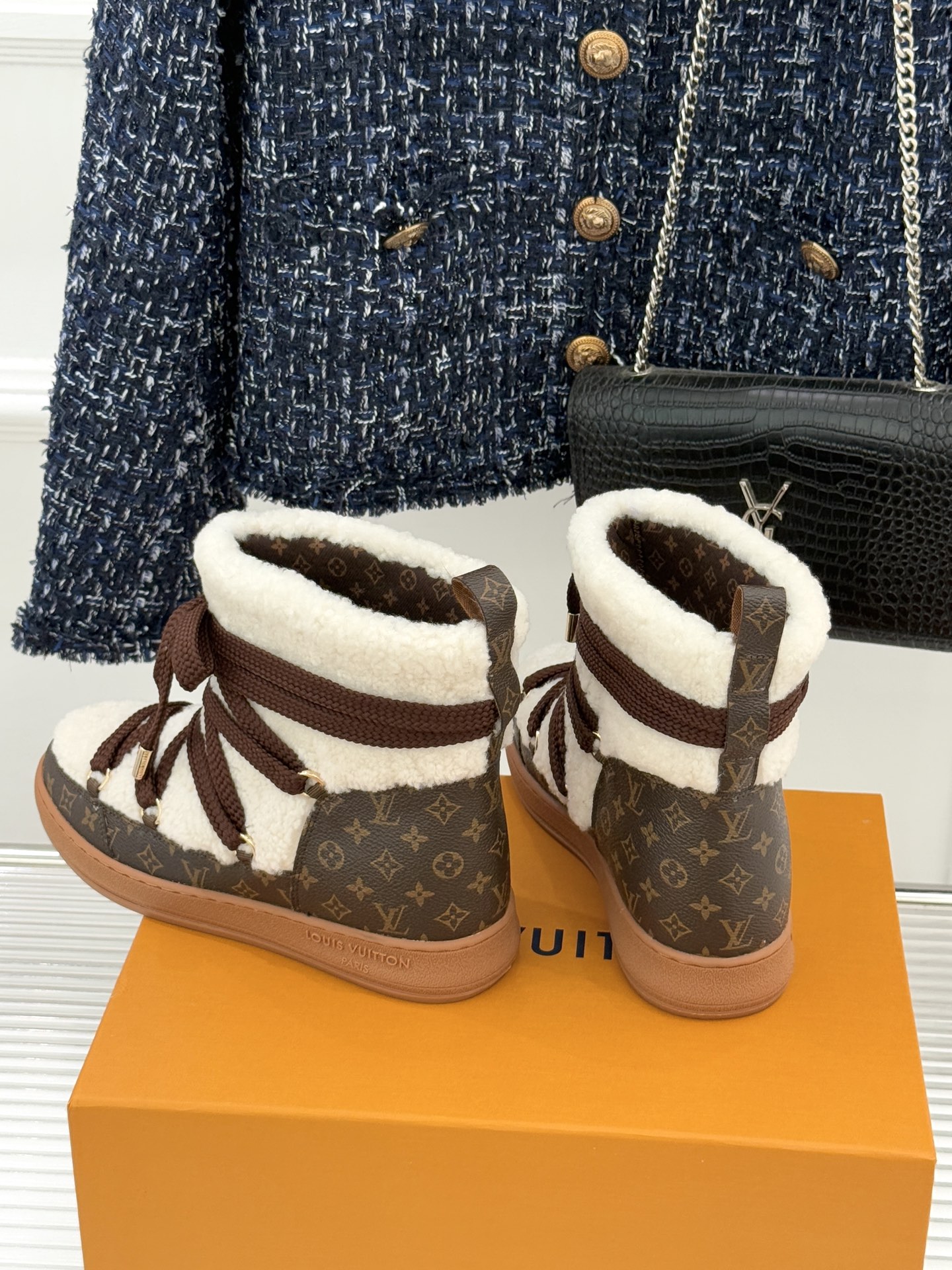 L*V 驴家25WF新品老花绑带雪地靴将旅行艺术融入冬日日常。经典Monogram图案历经时光淬炼在鞋身