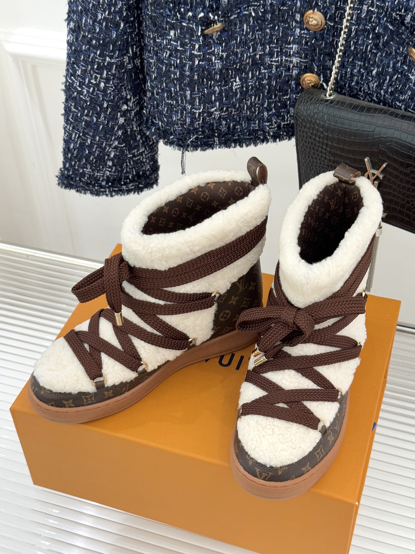 L*V 驴家25WF新品老花绑带雪地靴将旅行艺术融入冬日日常。经典Monogram图案历经时光淬炼在鞋身