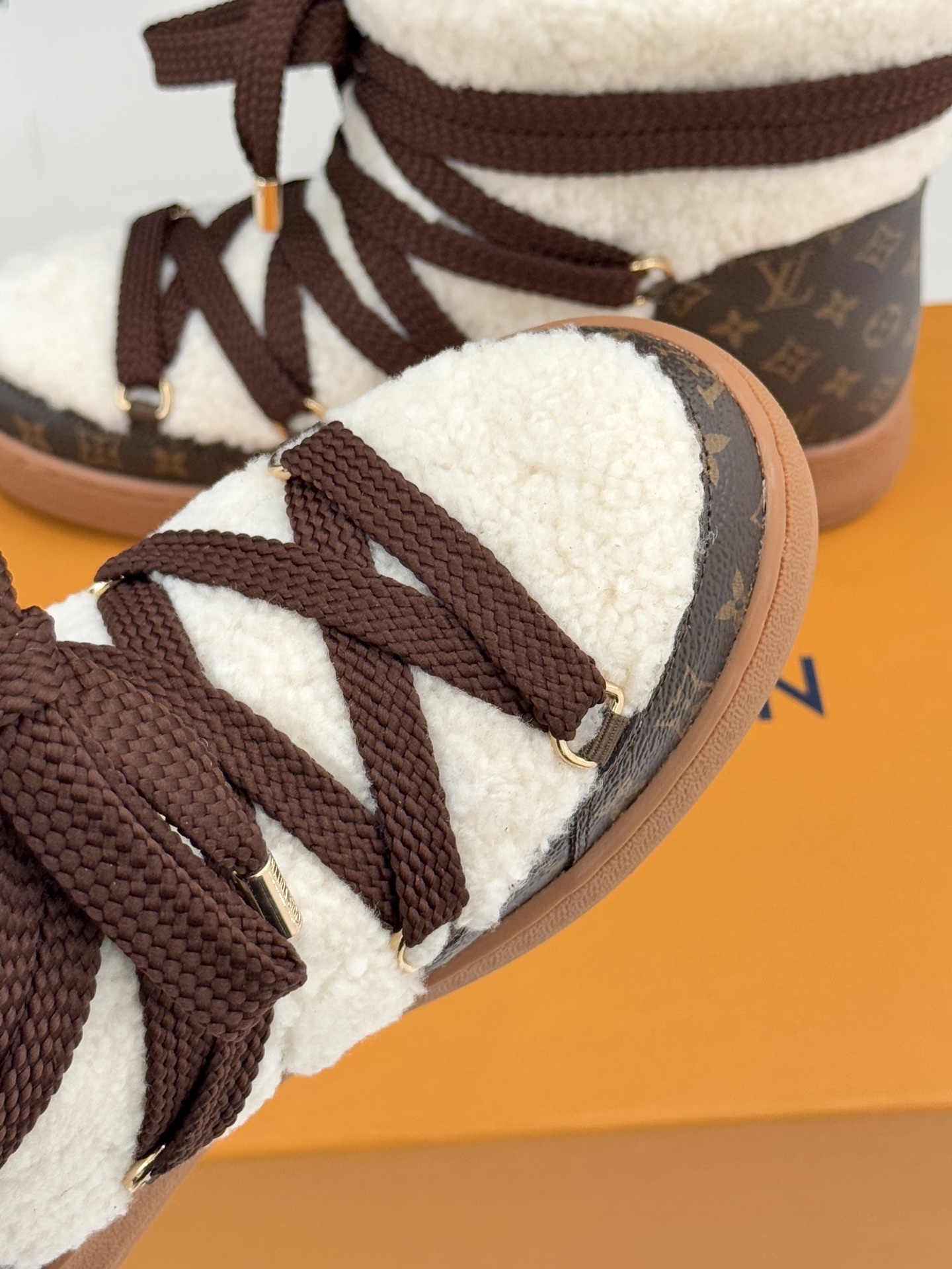 L*V 驴家25WF新品老花绑带雪地靴将旅行艺术融入冬日日常。经典Monogram图案历经时光淬炼在鞋身