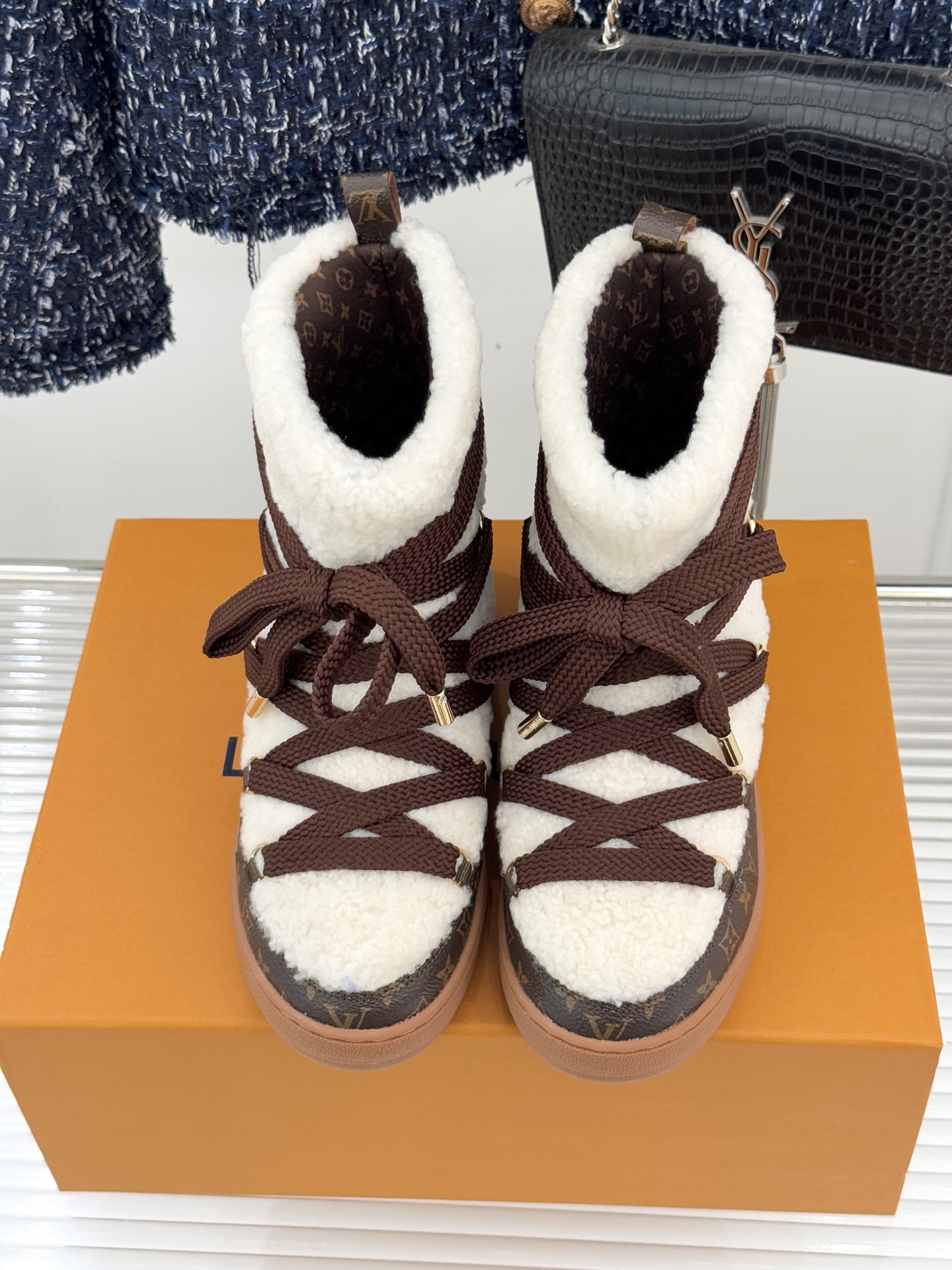 L*V 驴家25WF新品老花绑带雪地靴将旅行艺术融入冬日日常。经典Monogram图案历经时光淬炼在鞋身