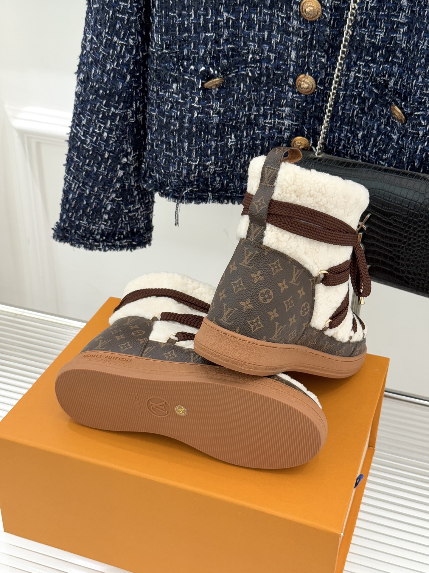 L*V 驴家25WF新品老花绑带雪地靴将旅行艺术融入冬日日常。经典Monogram图案历经时光淬炼在鞋身