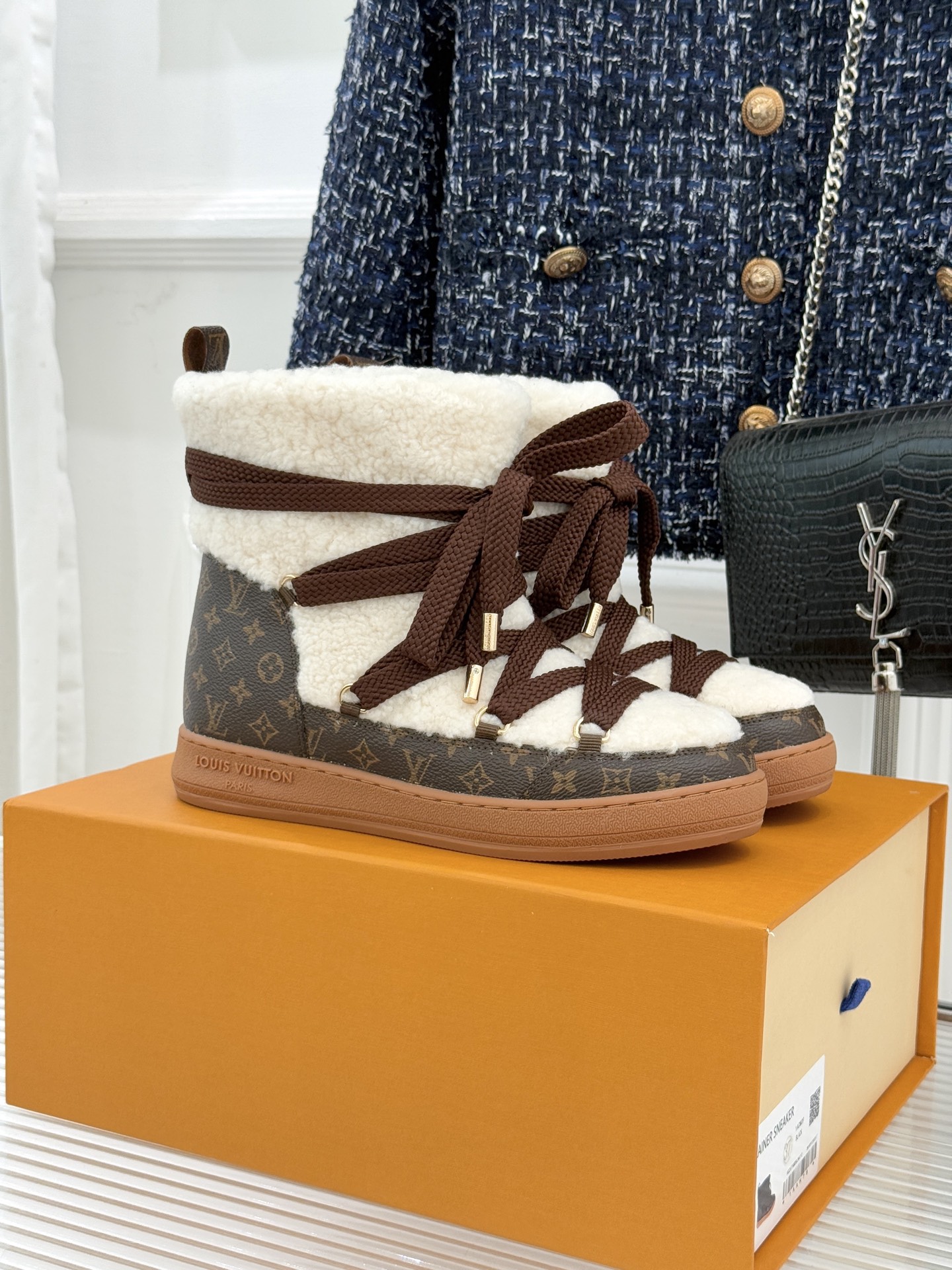 NO:594661,L*V Lujia 25WF new presbyopic lace-up snow boots integrate the art of travel into daily winter life. The classic Monogram pattern has been tempered by time and lays out a low-key elegance on the shoe body. The thick strap design strengthens the outline. It is thick and firmly locks in warmth. Selected waterproof and wear-resistant materials resist rain and snow. High-density thermal lining continues to store heat. Exquisite craftsmanship can withstand the test of wind and snow. From the cold wind on the commute to the joy of holiday skiing.  It is not only a warm armor to protect your feet, but also a luxury logo that shows your taste, making walking in the snow a perfect encounter between elegance and practicality. The fabric is made of sheepskin and presbyopic leather. The original custom-made non-slip TPU outsole size35-39 (customized 40/41), snow boots, louis vuitton, louis vuitton, boots, sheepskin19860909L*V 驴家25WF新品老花绑带雪地靴 将旅行艺术融入冬日日常. 经典Monogram图案历经时光淬炼 在鞋身铺陈出低调贵气 加粗绑带设计强化轮廓感 厚实同时牢牢锁住温暖. 精选防水耐磨材质抵御雨雪侵袭 高密度保暖内衬持续蓄热 精湛工艺经得起风雪考验. 从通勤路的寒风到假日滑雪的欢腾 它既是守护双脚的温暖铠甲 也是彰显品味的奢品标识 让踏雪都成为优雅与实用的完美邂逅. 面料采用羊皮拼接老花皮 原版定制防滑TPU大底 size35-39（40/41定制）,雪地靴,louis vuitton,louis vuitton,boots,sheepskin,Women's Shoes