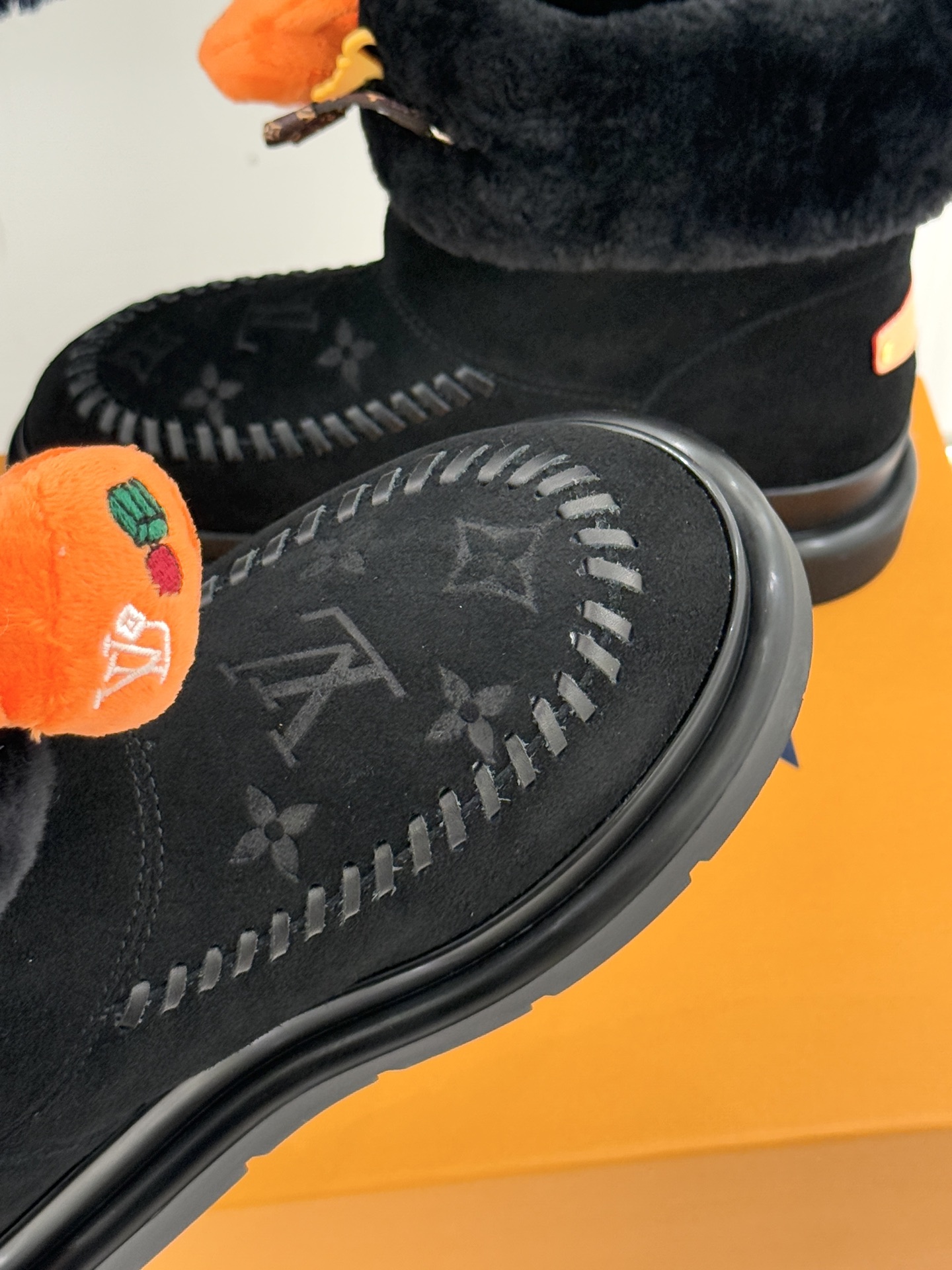 驴家25WF新品压花钥匙包包雪地靴答应我一定要每人来一双好嘛日常OOTD就没有它搭配不了的鞋头压花log