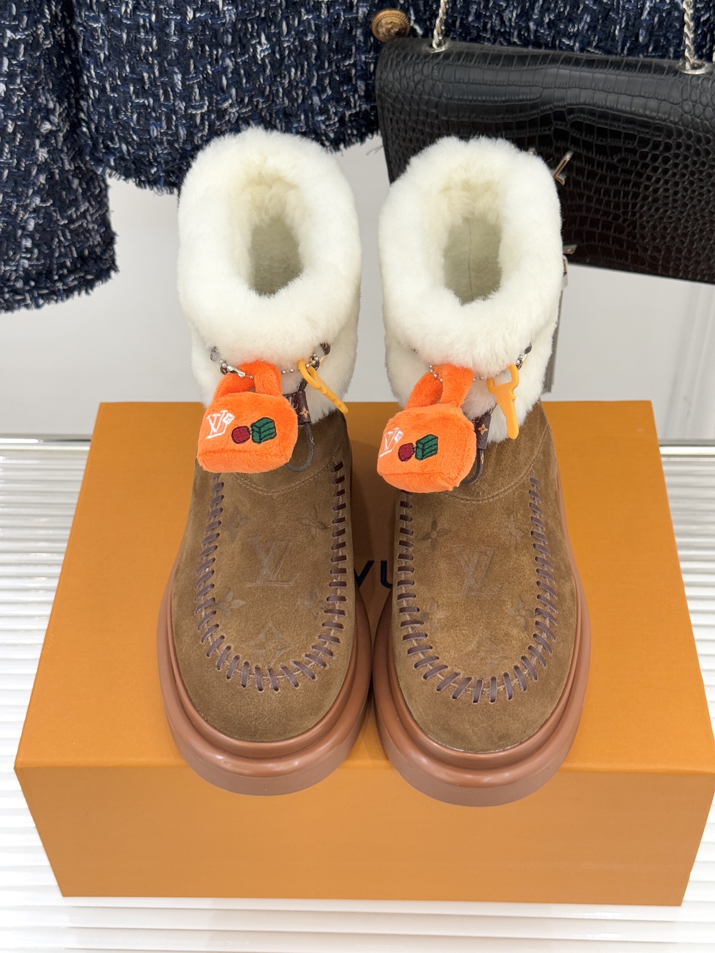 驴家25WF新品压花钥匙包包雪地靴答应我一定要每人来一双好嘛日常OOTD就没有它搭配不了的鞋头压花log