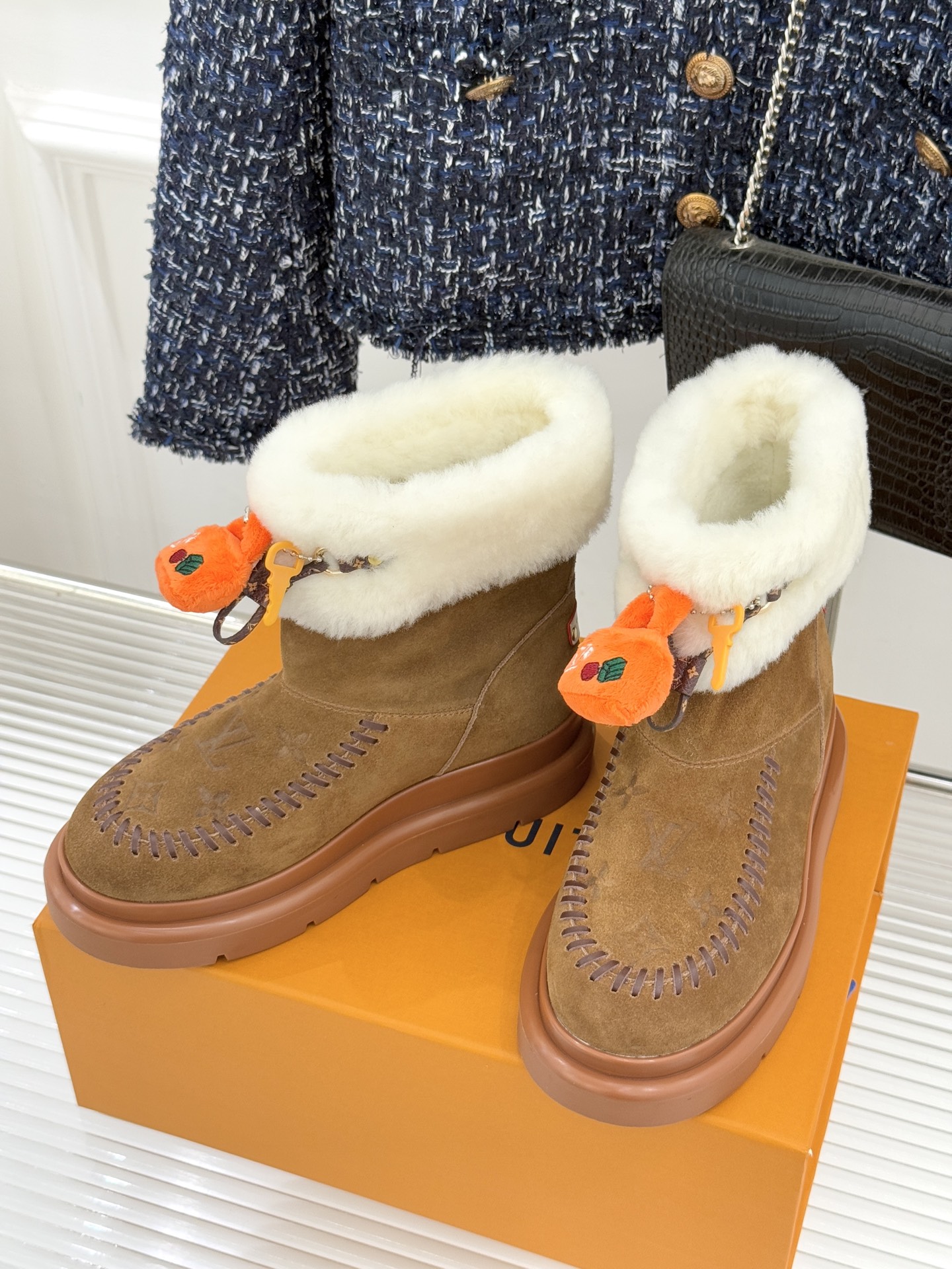 驴家25WF新品压花钥匙包包雪地靴答应我一定要每人来一双好嘛日常OOTD就没有它搭配不了的鞋头压花log