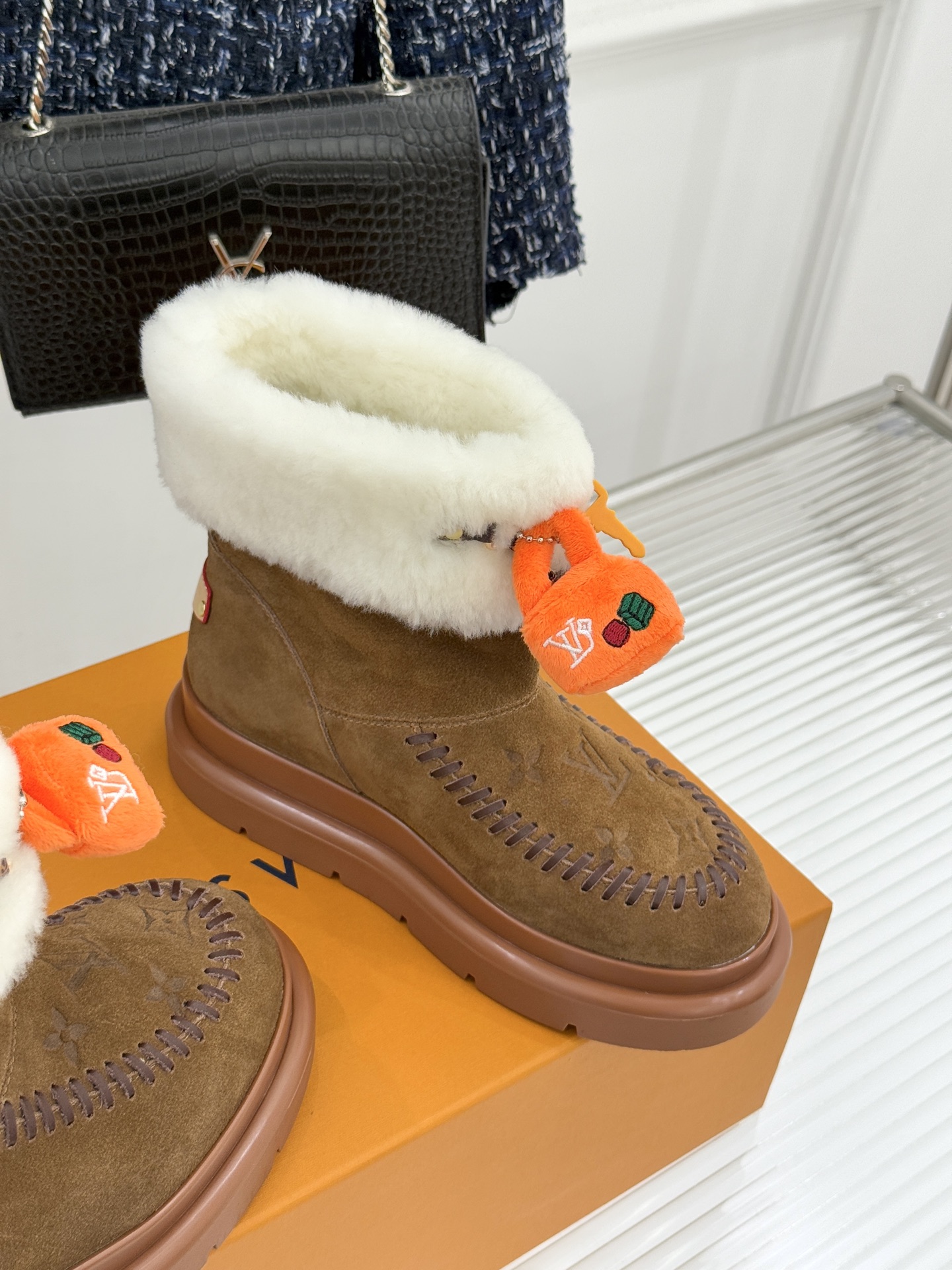 驴家25WF新品压花钥匙包包雪地靴答应我一定要每人来一双好嘛日常OOTD就没有它搭配不了的鞋头压花log