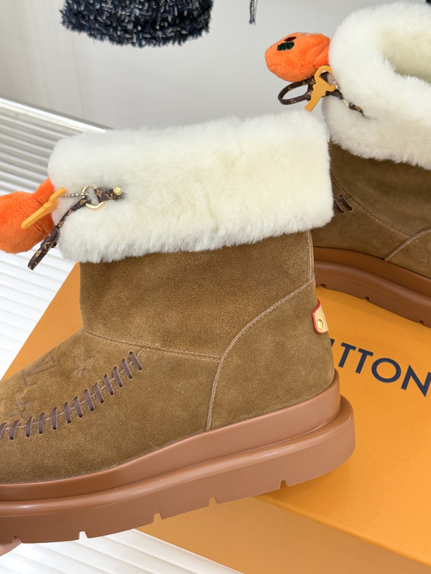 驴家25WF新品压花钥匙包包雪地靴答应我一定要每人来一双好嘛日常OOTD就没有它搭配不了的鞋头压花log