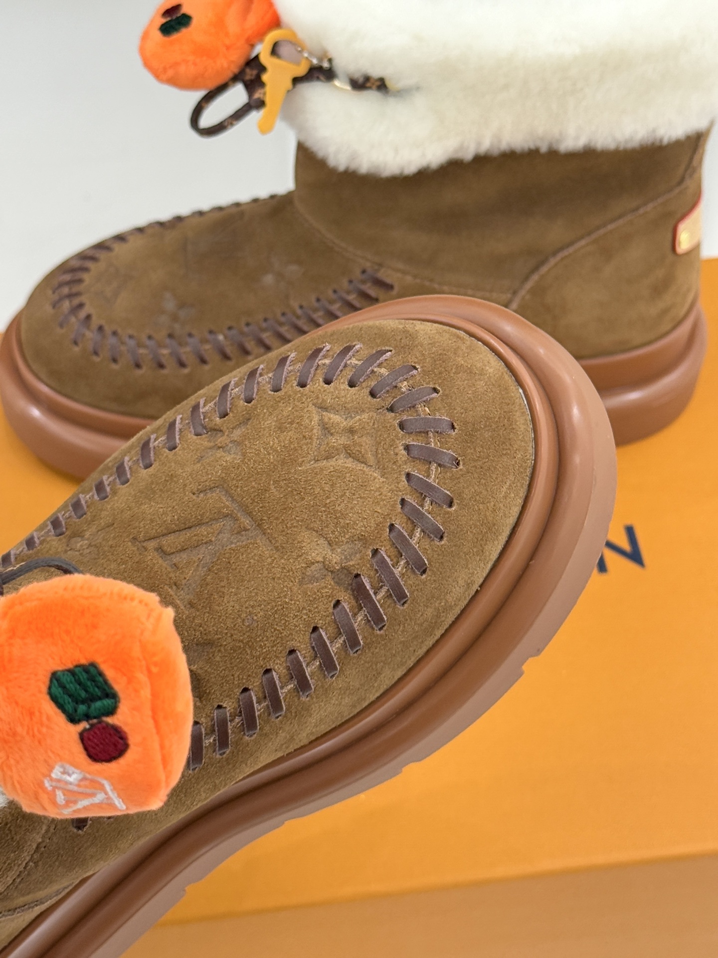 驴家25WF新品压花钥匙包包雪地靴答应我一定要每人来一双好嘛日常OOTD就没有它搭配不了的鞋头压花log