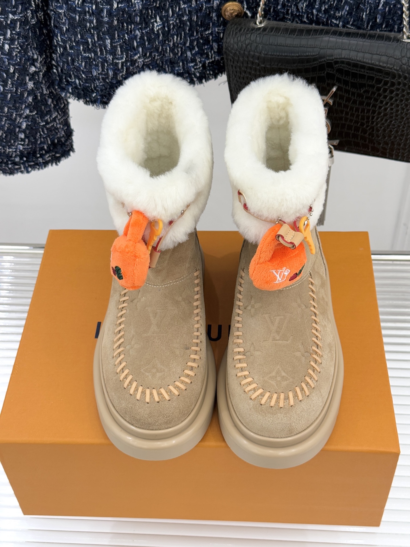 驴家25WF新品压花钥匙包包雪地靴答应我一定要每人来一双好嘛日常OOTD就没有它搭配不了的鞋头压花log