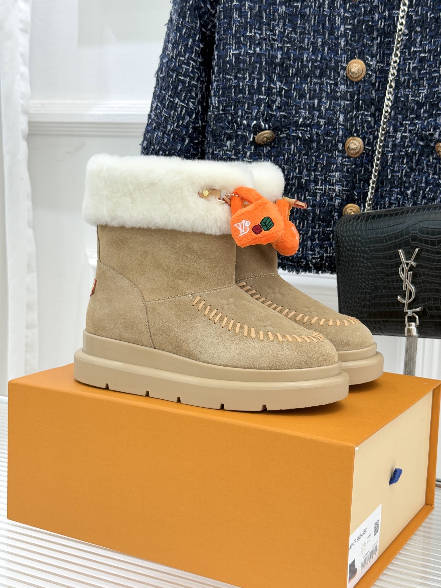 NO:594667,Lujia 25WF new embossed key bag snow boots. Promise me that everyone will get a pair. There is nothing that can’t be matched with daily OOTD. The embossed logo on the toe is full of sophistication. The shoe style is really worthy of my recommendation for ten thousand years. It is very flattering to the foot shape. It looks cute but it is powerful when covering up the ugliness~~ I know many people will think that wearing it in winter will be cold, but in fact, paired with a pair of thick socks, it is really warm. The upper is made of original high-mercerized cowhide  The adjustable T-shaped buckle has a better fit on the instep. The inner lining is made of wool. The plush is soft and fine. It is a pleasure to step on it. It is so comfortable to wear barefoot. The outsole is consistent with yb and uses foam outsole. Size35-39 (40 customized), snow boots, louis vuitton, louis vuitton, boots, socks19860909驴家25WF新品压花钥匙包包雪地靴 答应我一定要每人来一双好嘛 日常OOTD就没有它搭配不了的 鞋头压花logo点缀尽显精致感 鞋型真的值得我推一万年 非常修饰脚型 看着呆萌但是遮丑起来却是实力派哦～～ 我知道很有多亲还会觉得冬天穿会冷 但其实配双厚袜子真的还蛮保暖的 鞋面采用原版高丝光牛绒 可调节T字扣带 对脚背的贴合度要更高些 内里选用羊毛一体内里垫脚 绒毛柔软细腻 一脚踩下去是种享受 尤其是光脚穿太舒服了 大底和yb一致采用发泡大底 Size35-39（40定制）,雪地靴,louis vuitton,louis vuitton,boots,socks,Women's Shoes