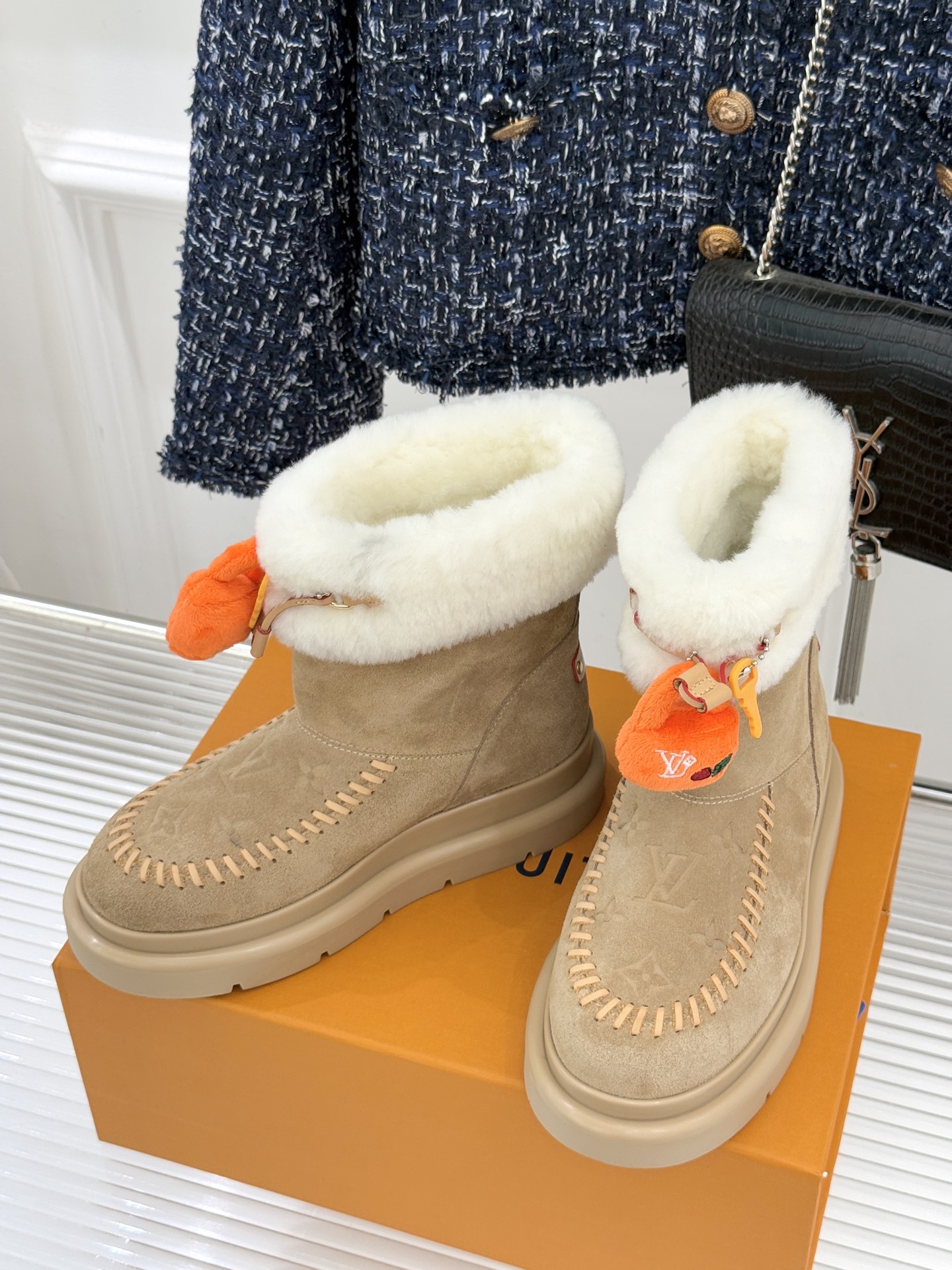 驴家25WF新品压花钥匙包包雪地靴答应我一定要每人来一双好嘛日常OOTD就没有它搭配不了的鞋头压花log