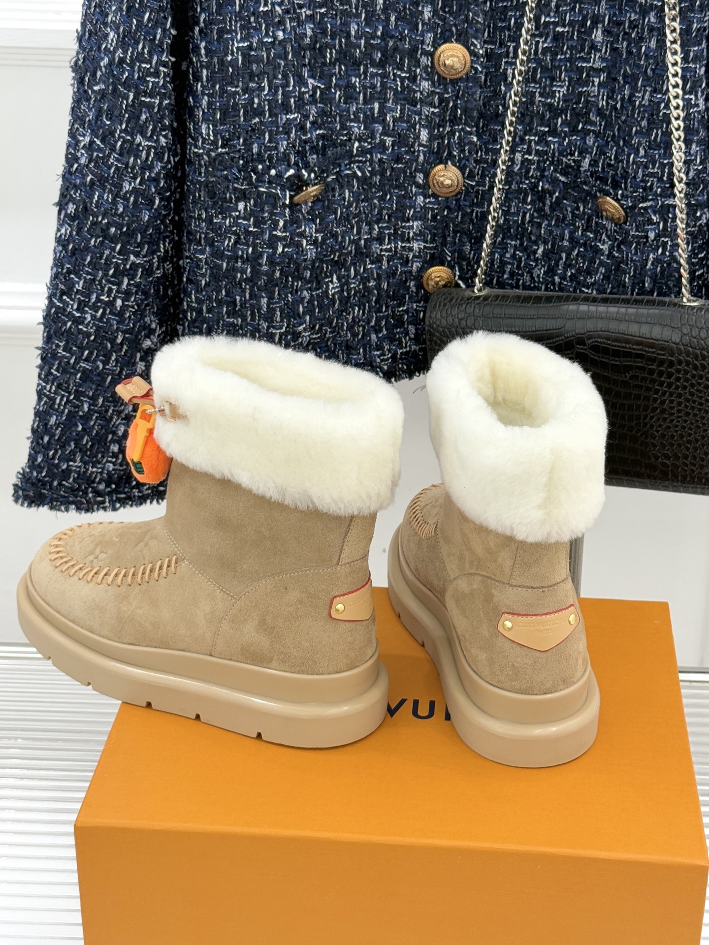 驴家25WF新品压花钥匙包包雪地靴答应我一定要每人来一双好嘛日常OOTD就没有它搭配不了的鞋头压花log