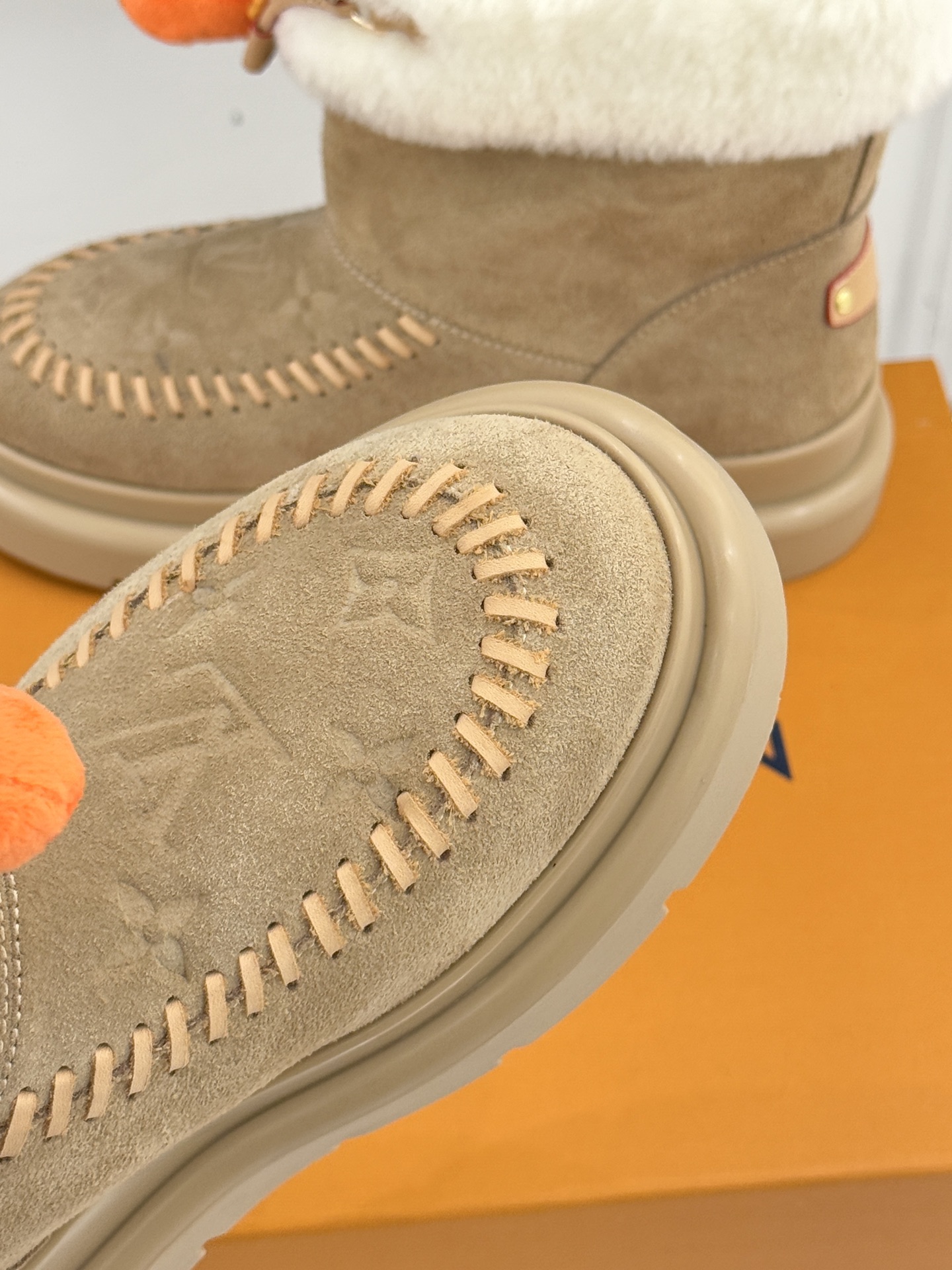 驴家25WF新品压花钥匙包包雪地靴答应我一定要每人来一双好嘛日常OOTD就没有它搭配不了的鞋头压花log